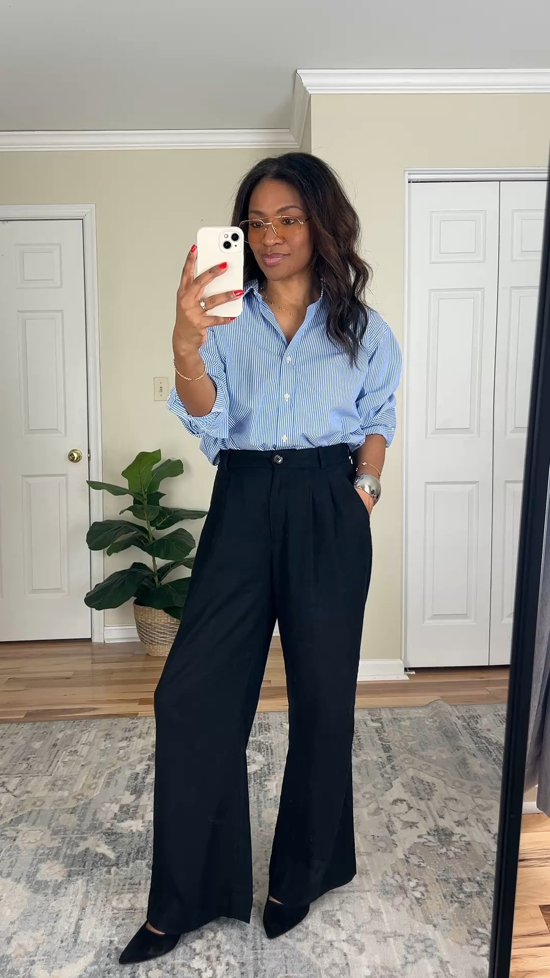 Wearing a size 27 regular in the linen pants. There is mild shrinking on the length that happens after the first wash due to the natural linen fibers. Wash on delicate cycle and line dry and steam iron. Otherwise I love the fit of these and they are lined. #abercrombiepartner @abercrombie 

#ltkspringsale #ltkootd #ltkover40