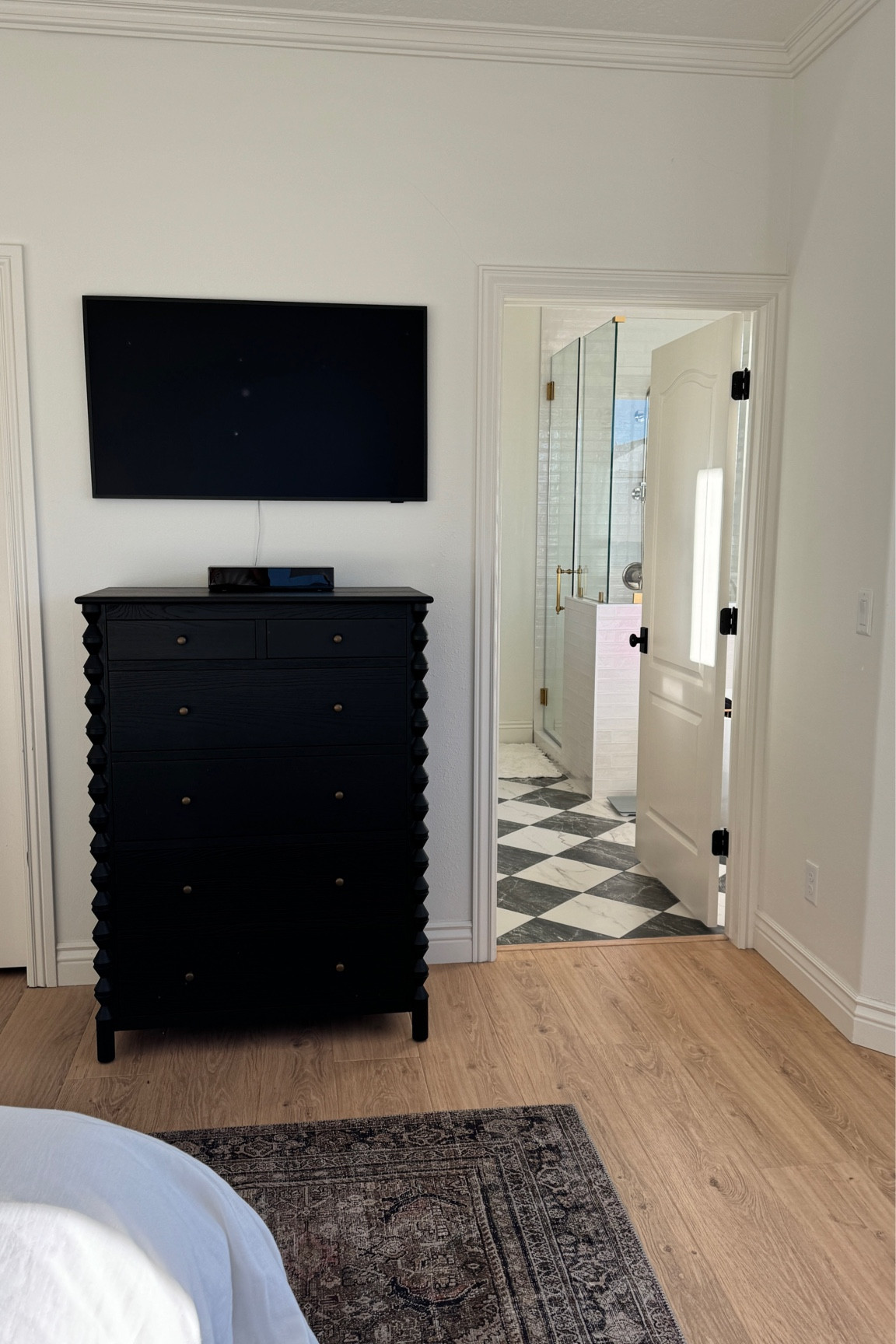 I have this rug in the 9x12 for my king size bed! 