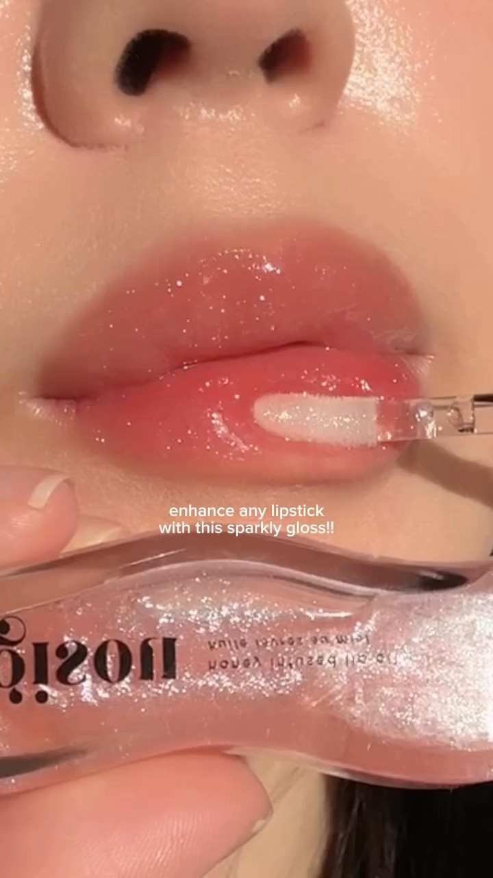 I don’t even like sparkle like that but this @gisou gloss’ glitter is sooo fine it helps amp up any lip color fr 🤯 #gisou #lipgloss #lipglitter