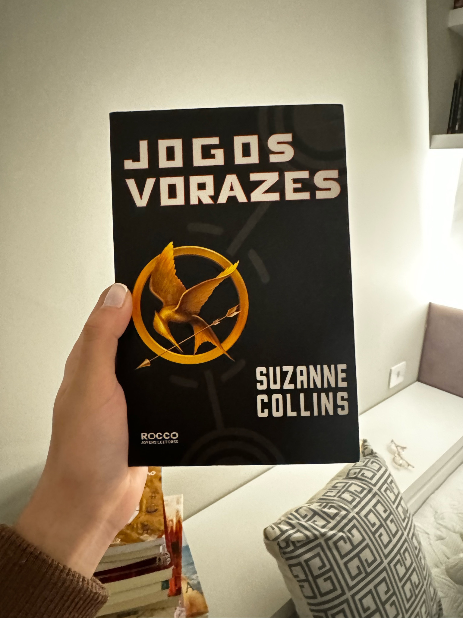 “Na abertura dos Jogos Vorazes, a organização não recolhe os corpos dos combatentes caídos e dá tiros de canhão até o final. Cada tiro, um morto. Onze tiros no primeiro dia. Treze jovens restaram, entre eles, Katniss. Para quem os tiros de canhão serão no dia seguinte?...

Após o fim da América do Norte, uma nova nação chamada Panem surge. Formada por doze distritos, é comandada com mão de ferro pela Capital. Uma das formas com que demonstra seu poder sobre o resto do carente país é com Jogos Vorazes, uma competição anual transmitida ao vivo pela televisão, em que um garoto e uma garota de doze a dezoito anos de cada distrito são selecionados e obrigados a lutar até a morte!

Para evitar que sua irmã seja a mais nova vítima do programa, Katniss se oferece para participar em seu lugar. Vinda do empobrecido Distrito 12, ela sabe como sobreviver em um ambiente hostil. Peeta, um garoto que ajudou sua família no passado, também foi selecionado. Caso vença, terá fama e fortuna. Se perder, morre. Mas para ganhar a competição, será preciso muito mais do que habilidade. Até onde Katniss estará disposta a ir para ser vitoriosa nos Jogos Vorazes?"

#LTKgiftguide #LTKover50style #LTKstyletip