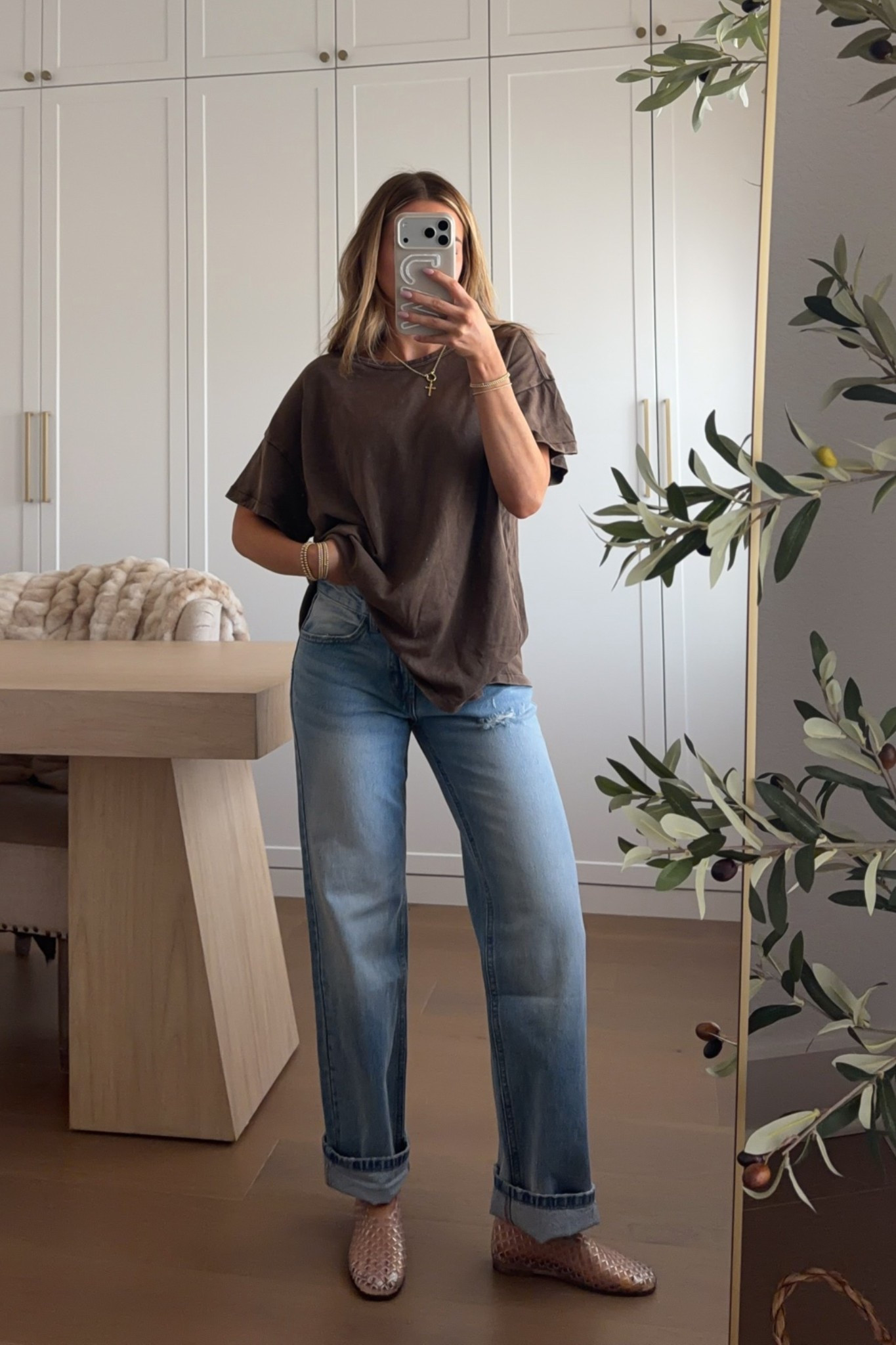 tee: medium // jeans: sized up to a 2 for a loose fit— target finds 😍 this tee is quickly becoming one of my favs. such an easy go-to. great fabric.