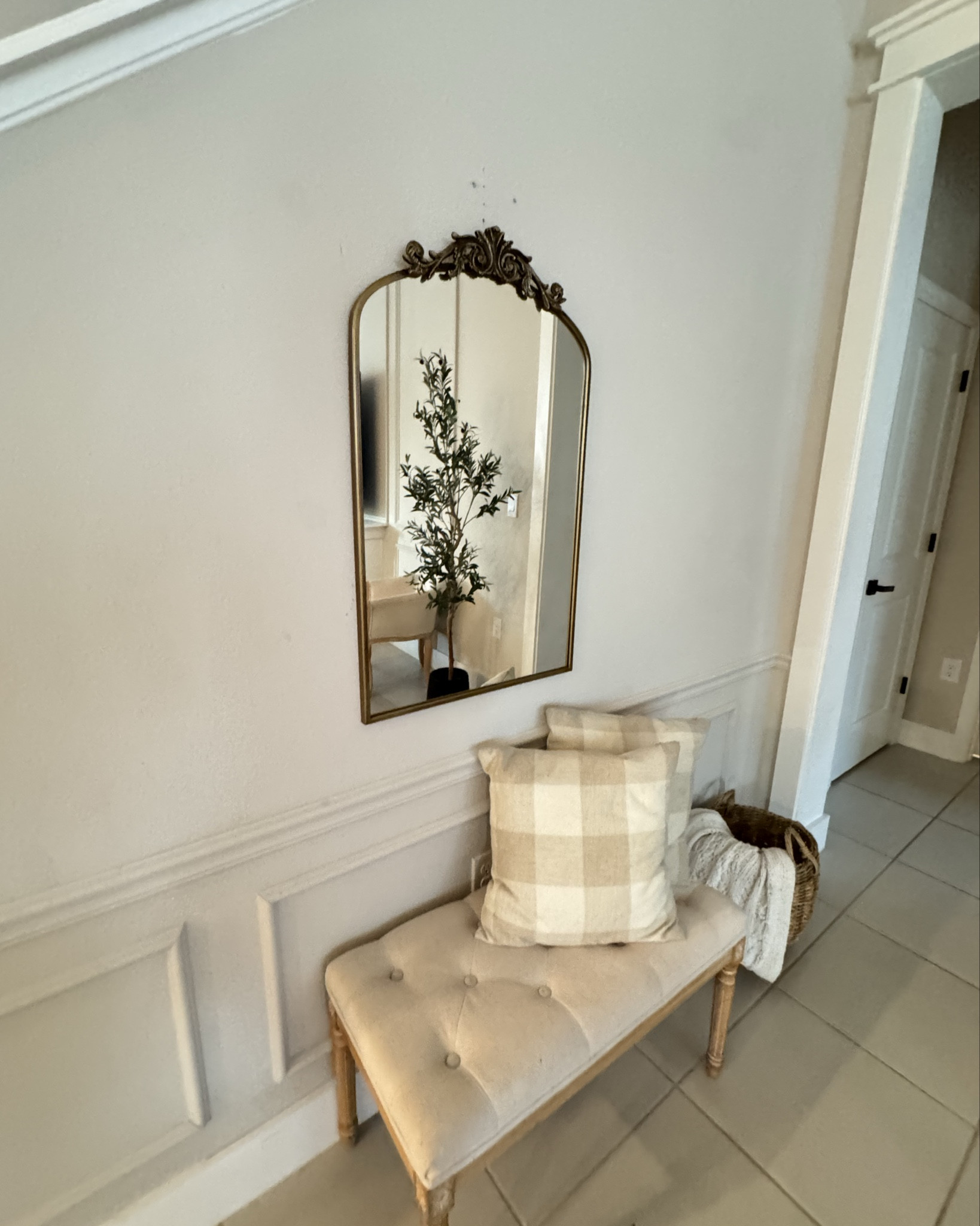 Tufted bench, a vintage brass mirror, cozy blanket basket, and buffalo plaid pillows 🤍
Simple pieces that make your space feel styled without trying too hard.