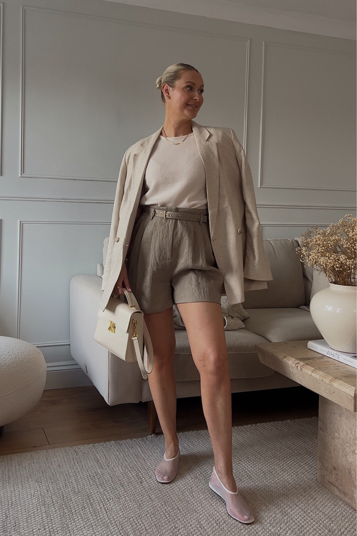 H&M Transitional workwear 💼
Wearing size small in blazer and knit 
Size 8 in shorts 

Transitional workwear, workwear, autumn, capsule wardrobe, H&M, co ord sets, blazer outfit, officewear, autumn outfits, tailored shorts, Mary Jane’s 


#LTKuk #LTKautumn #LTKstyletip