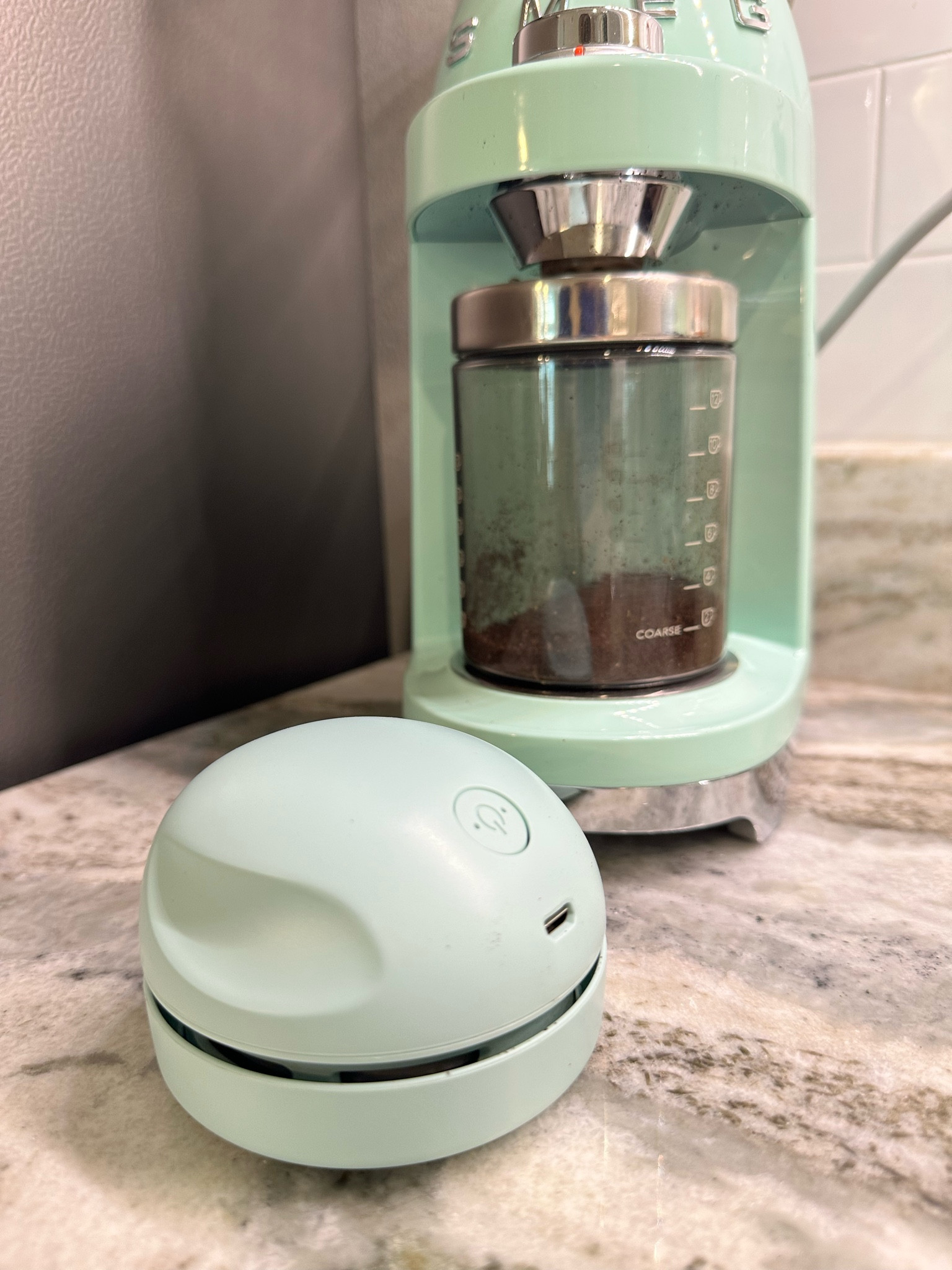 Counter vacuum for coffee grounds 