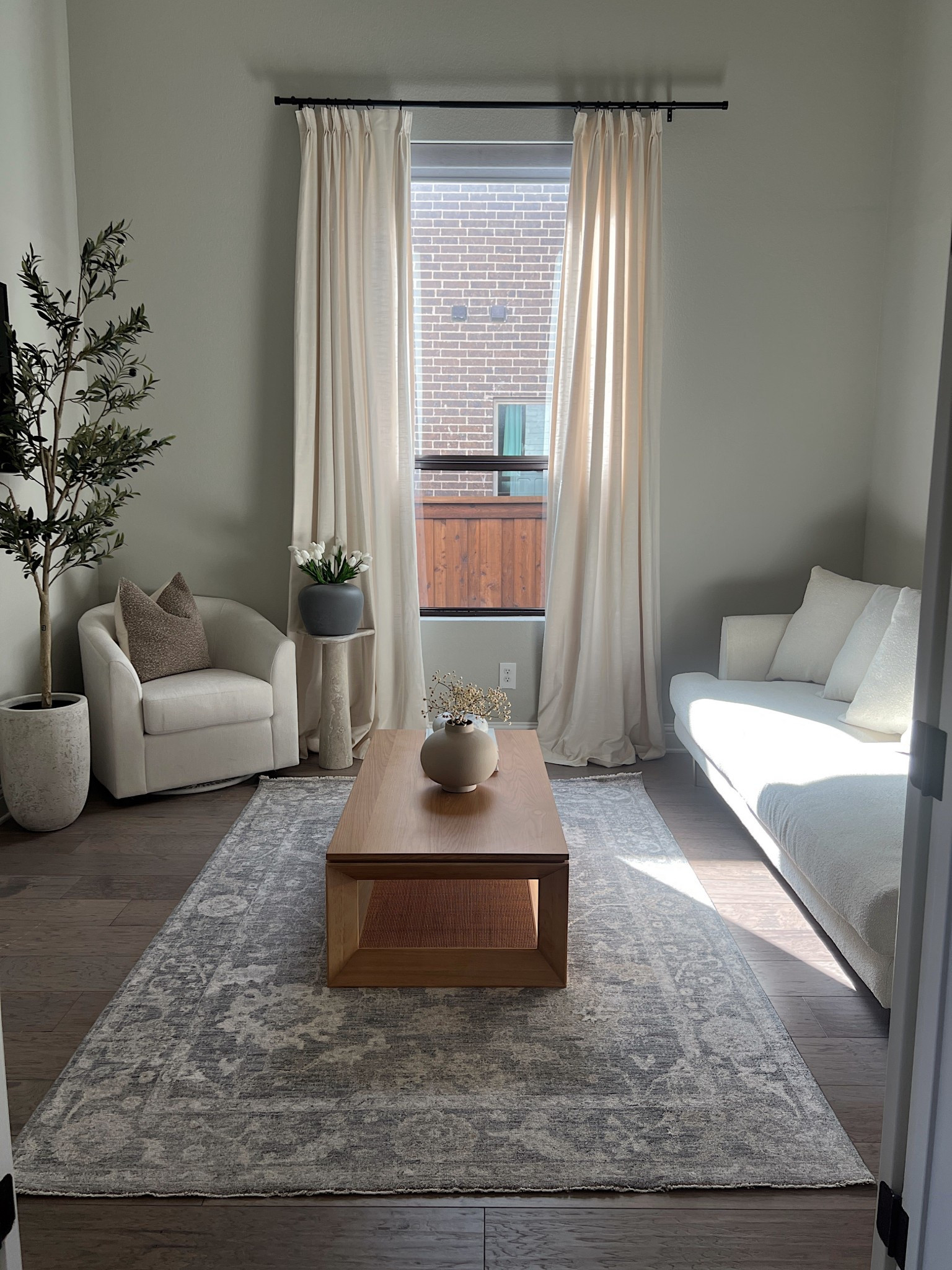 Soft spring Office Room 🌷

Rug: Joon Loloi (Sanjana -5’3”x7’6”)

#LTKHome #LTKSeasonal