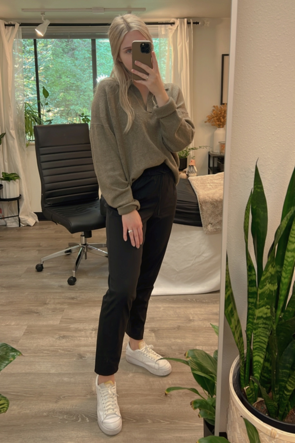 Warm cozy sweaters is all I need 🤎🍂

This color of sweater is currently sold out but I linked the same one to get it in a different color or wait for it to come back in stock!

#LTKSeasonal #LTKfit #LTKworkwear