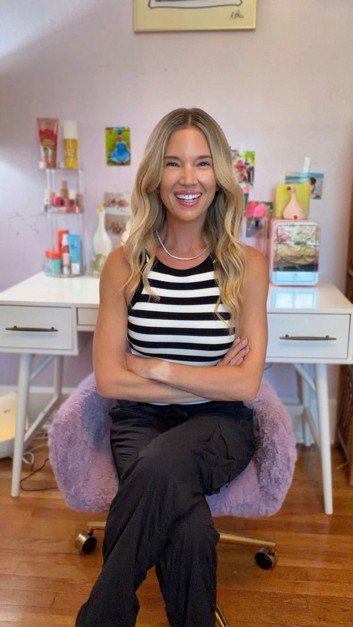 We all know the best beauty products are in our daughter’s room💄👸🏼

 #fashionbff #relatablemom #roseandgreyfashion #beautytips #likemotherlikedaughter