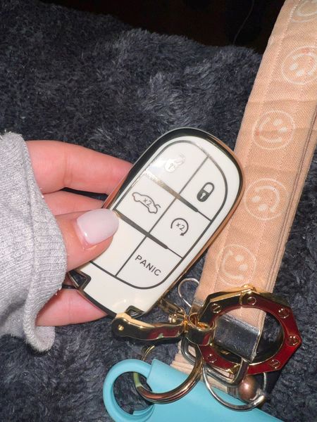 amazon gold and white car key fob case! LOVE THIS! & it’s under $15! the perfect stocking stuffer #giftsforher #giftsunder20 #giftguide #amazongifts #jeep #caraccessories #jeepgrandcherokee #birdie #selfprotection

#LTKGiftGuide #LTKSeasonal #LTKHoliday