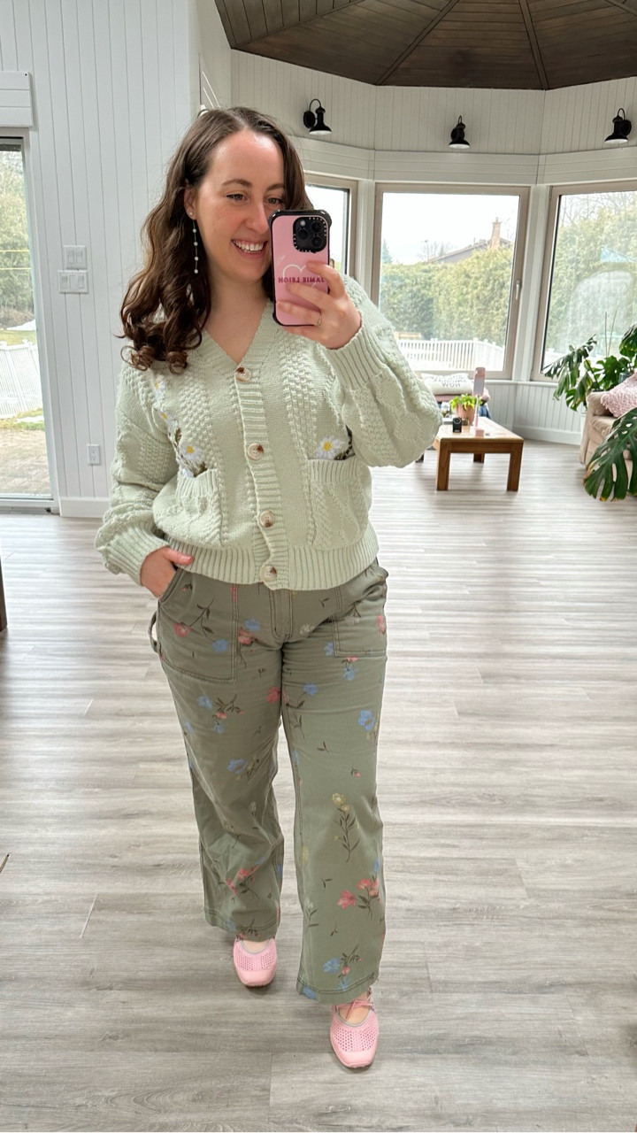 The St. Patrick’s Day ootd ☘️ I might not have a shamrock shirt to wear, but still rocking the green 💚#ootd #midsizefashion #stpatricks #stpaddysday