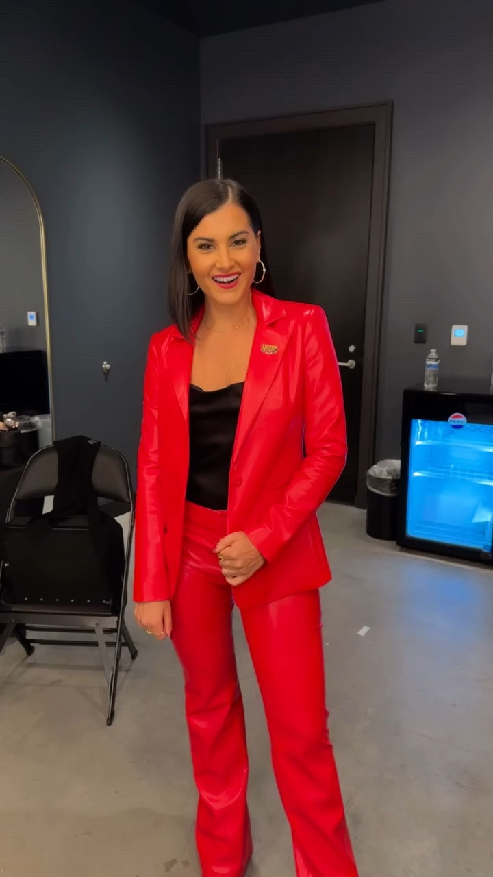 Multiple outfits on a single show? What a dream! 😍 I did my best to match each “world” at Noche UFC and had theeeee most fun putting together each look. But I forgot to take real pics of some of these, bc ya know I was sorta busy. And yes, I was stuffing my face with a snack in the 2 piece look 😂 links posted on my LTK!

#meganolivi #noche #nocheufc #womeninsport #womeninsports #fashioninsta #styleinspo