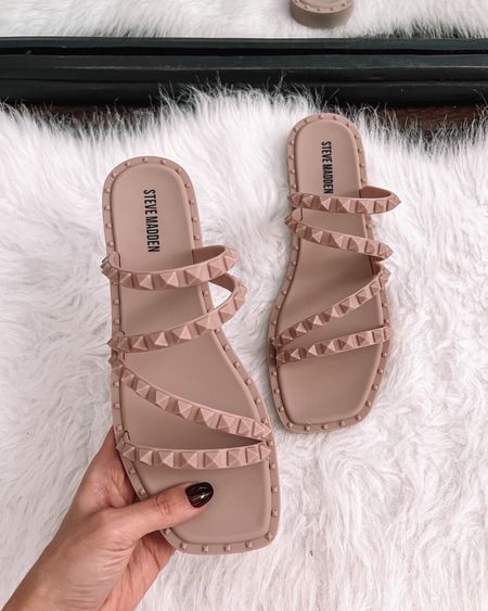 These sandals are on sale under $40. Perfect for spring & summer 💓

#LTKsalealert #LTKfindsunder50 #LTKshoecrush