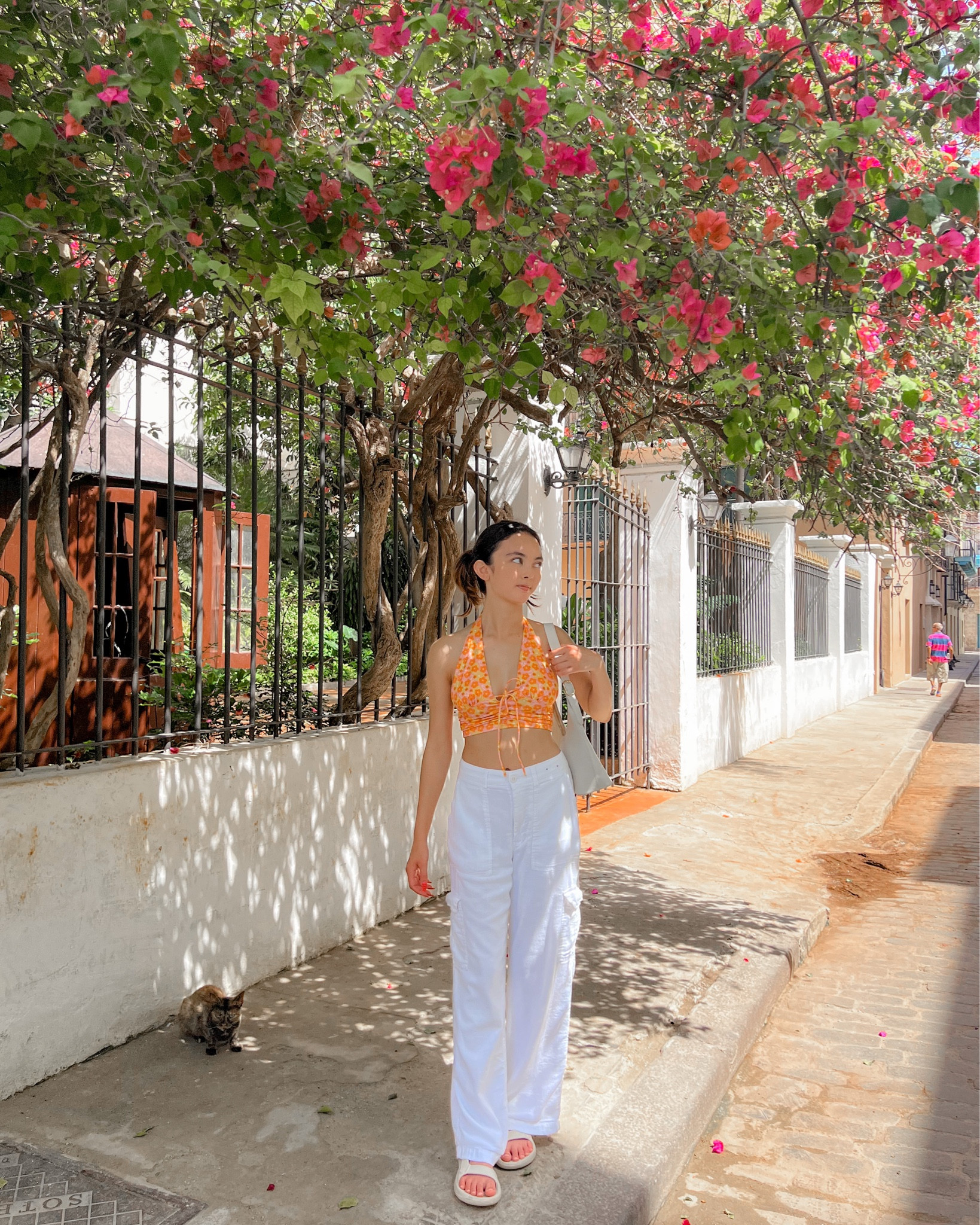 Princess Polly code: ANYA20

orange and pink floral halter top

top: princess polly - size 2
bottoms: hollister - size xs

height: 5’3