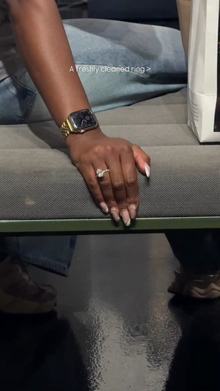 I fear my man ate this up 🥹 👰🏾🤵🏽‍♂️💒💍
•
•
•
#2027bride #engagementringgoals #engagementringinspiration #ovaldiamondring #blackgirlluxury #doctorlifestyle #blackgirldoctor