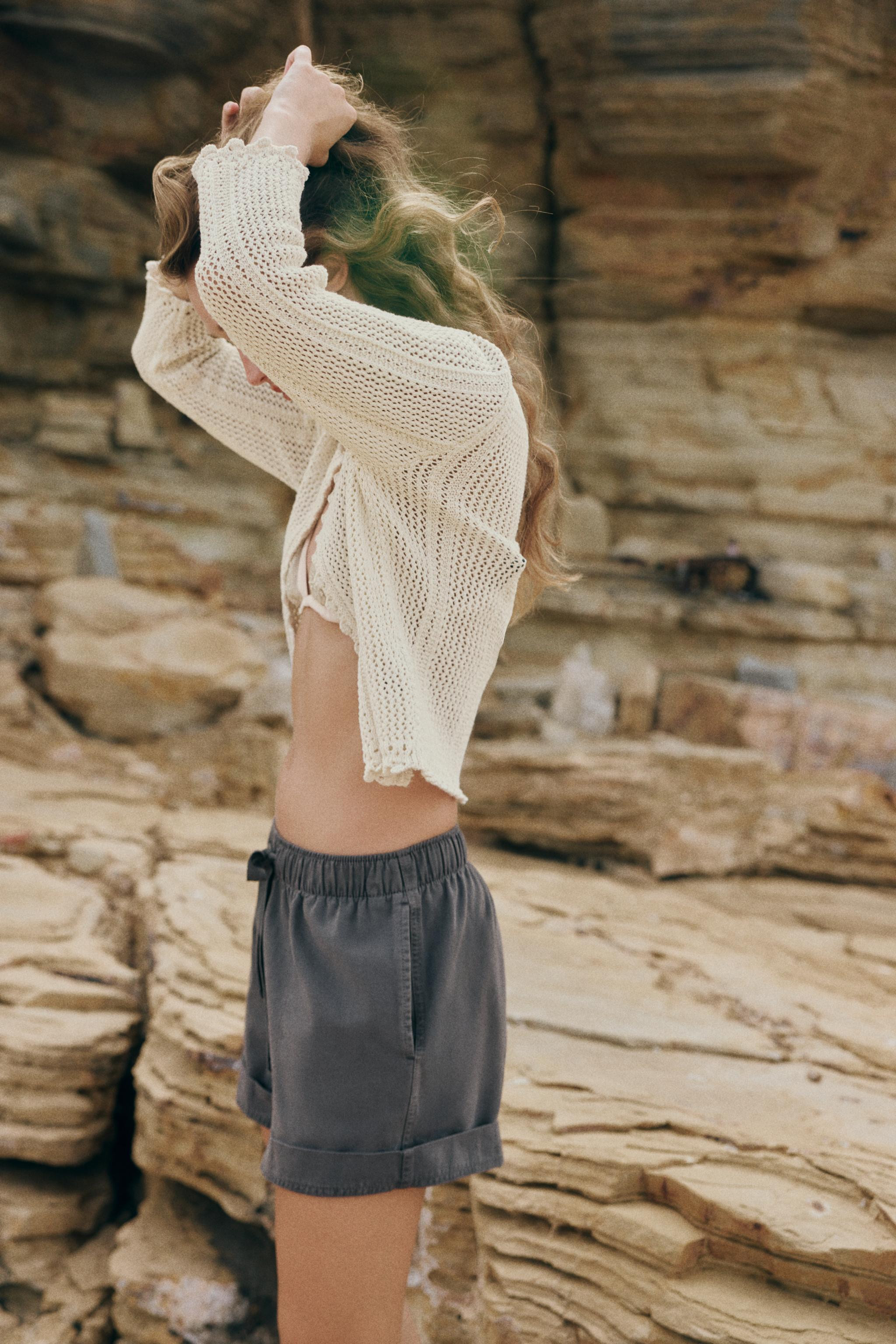 Shorts made from 100% cotton yarn. Adjustable elastic drawstring waistband. Front pockets. | Zara US