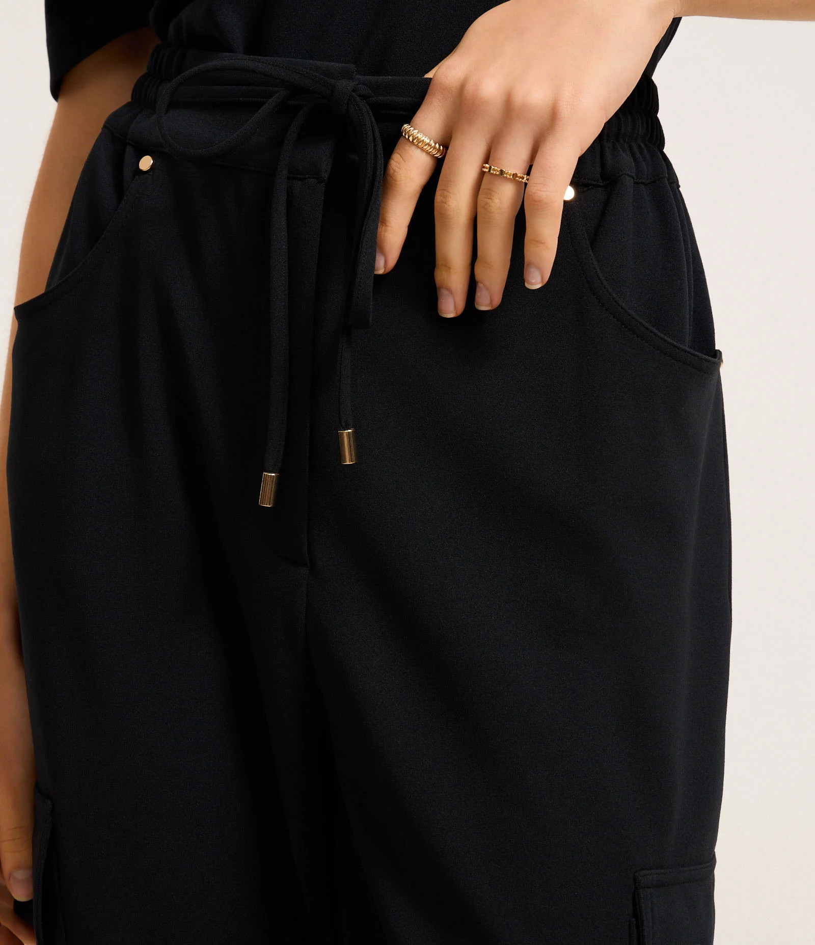 Calça Cenoura Cintura Alta em Crepe com Bolsos Cargos Preto - Lojas Renner | Renner (BR)