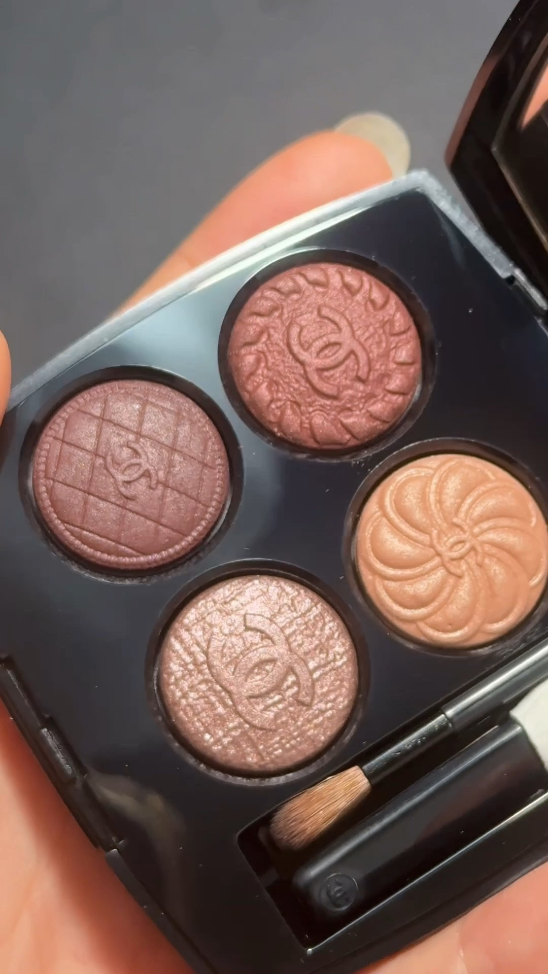 The Chanel Eyeshadow Palette I Didn’t Expect to Love This Much 🤎✨

This is the CHANEL LES 4 OMBRES BOUTONS Multi-Effect Quadra Eyeshadow in 219 Boutons Couture.

It may not be Chanel’s latest 9-shadow palette, but I can already see this becoming one of my makeup staples.

The powder feels fine and soft, yet the pigmentation is surprisingly rich. Every shade is easy to apply and blend, so I can create a polished eye look without much effort. I especially love these warm, elegant tones for a winter makeup look, and the deep brown works beautifully as a softer alternative to black eyeliner.

And can we talk about the embossed button patterns? They look so stunning and elegant that I almost didn’t want to touch them! 😆

It may not be the newest Chanel release, but for me, a beautiful palette that I’ll actually use is always worth more than following the latest trend.

#ChanelMakeup #ChanelEyeshadow #Les4OmbresBoutons #LuxuryMakeup #WinterMakeup