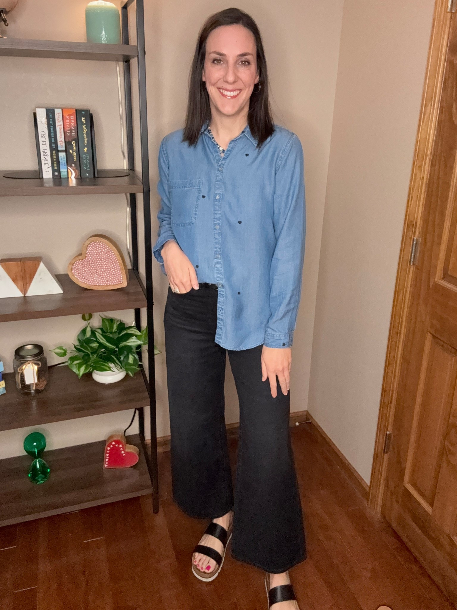 I wasn’t able to link this exact shirt but I linked two that are super similar. I was able to link my pants though! These are the most comfortable and cute pair of black denim, I LOVE them 🙌🏻😍