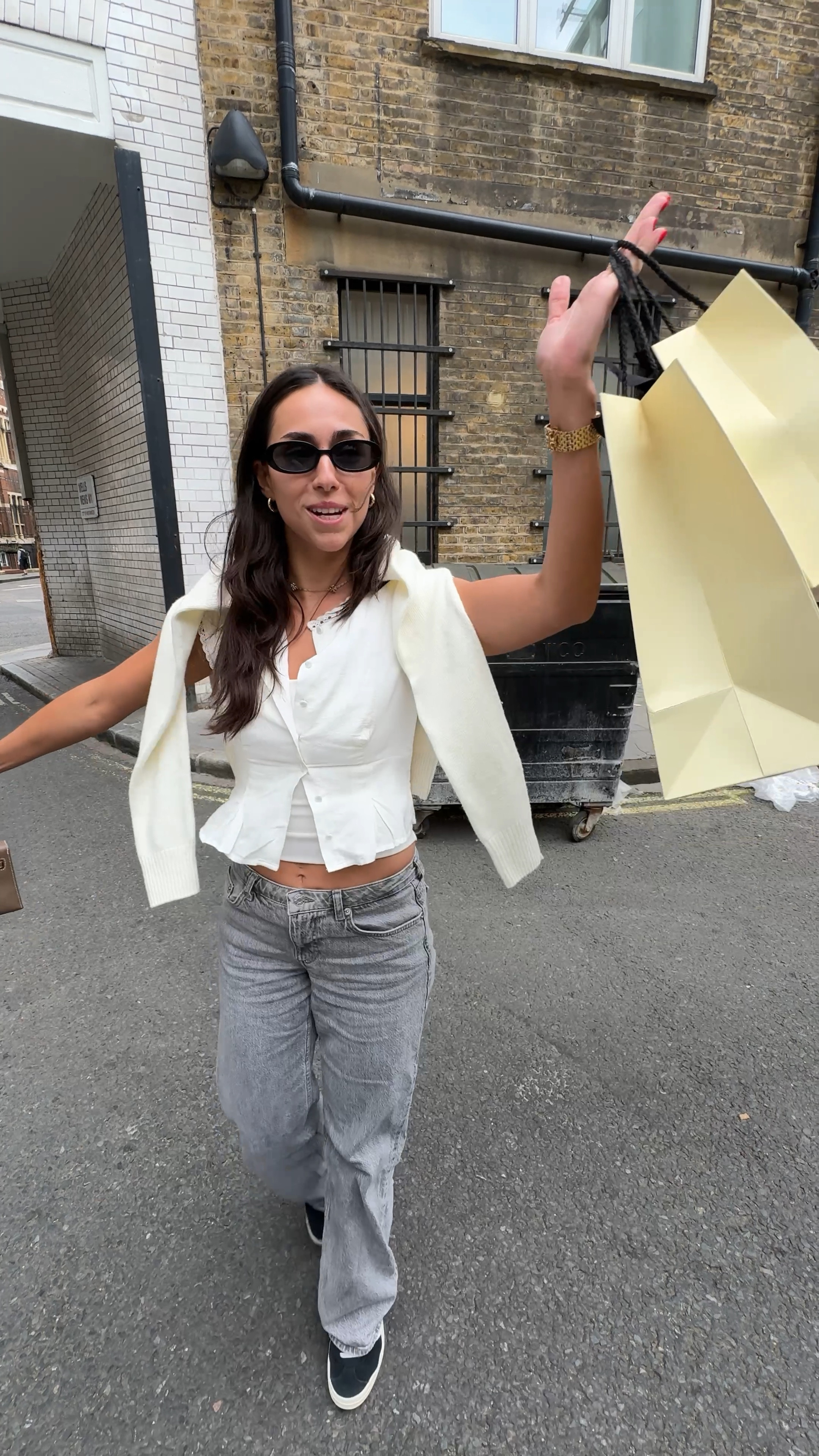 Easy casual lunch outfit 🤍 

#LTKfindsunder100 #LTKstyletip #LTKVideo