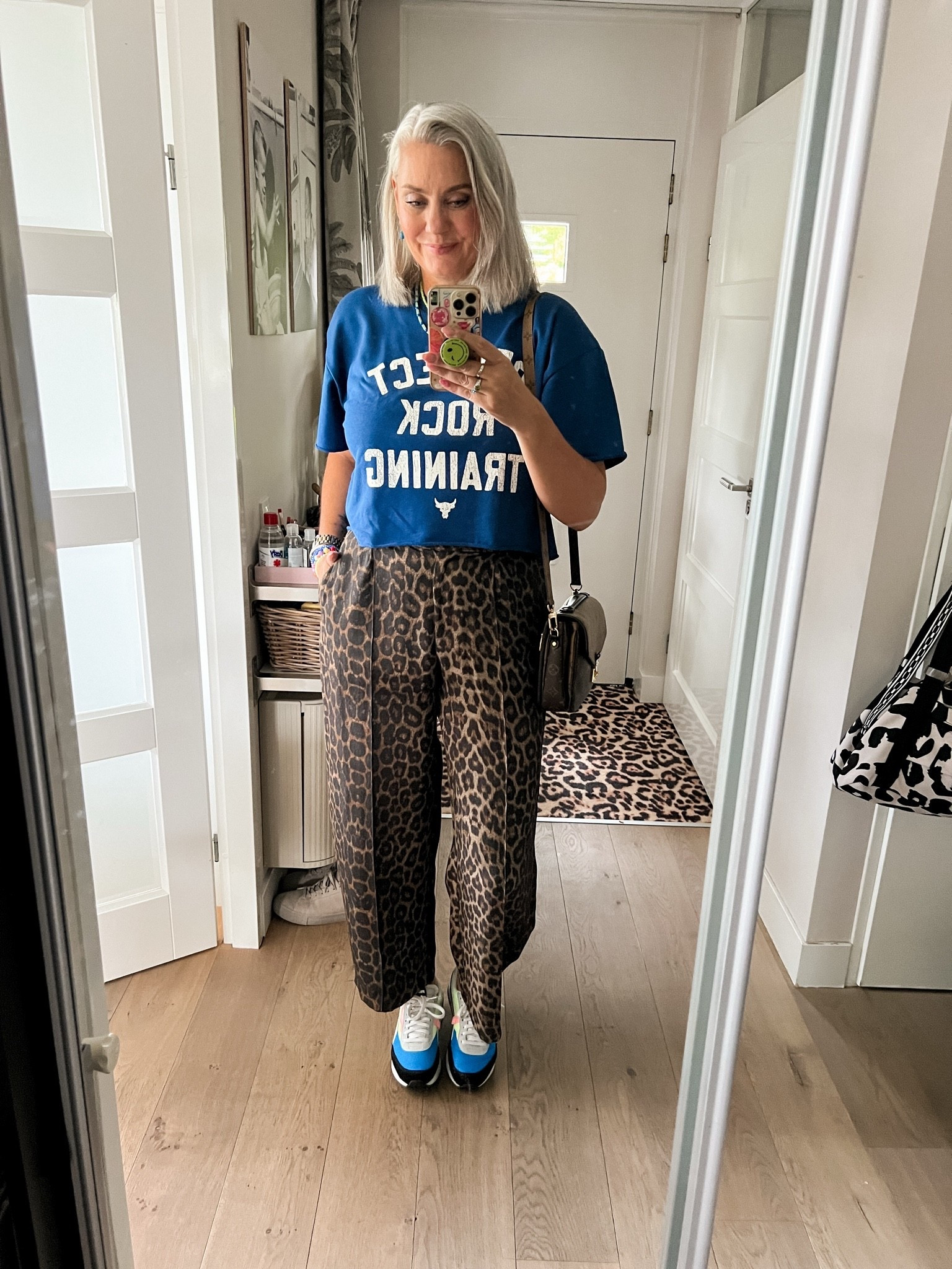 OOTD - Zondag. H&M luipaard barrel broek (valt ruim, ik draag een 40) met daarop een kobaltblauwe cropped sweater van Under Armour (oud), Louis Vuitton Pochette Metis reverse tas en Puma sneakers.

#LTKnederlands #LTKeurope #LTKmidsize