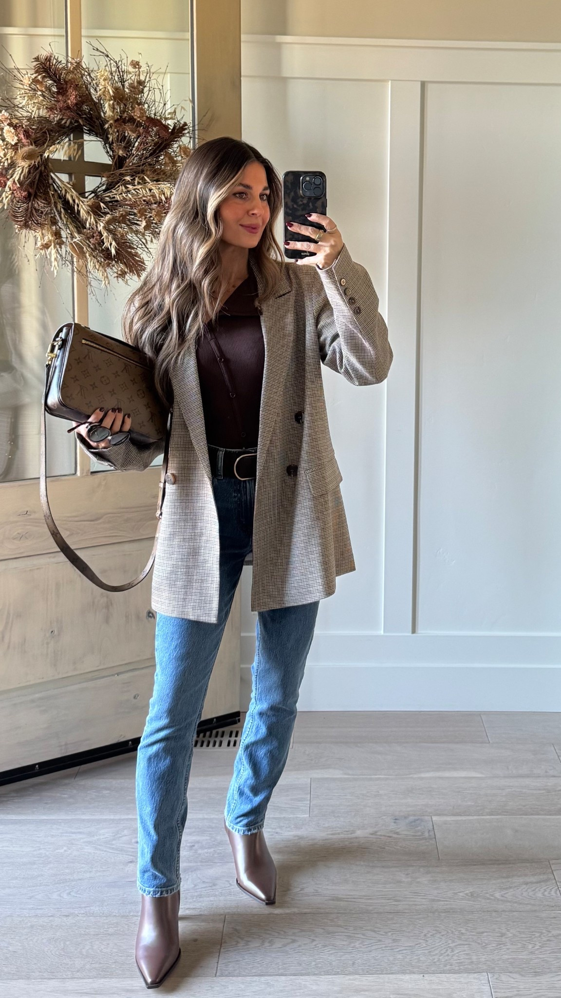 Saturday ootd 🤍

Blazer— size small
Jeans— size 24
Boots- TTS
Brown top— size xs!