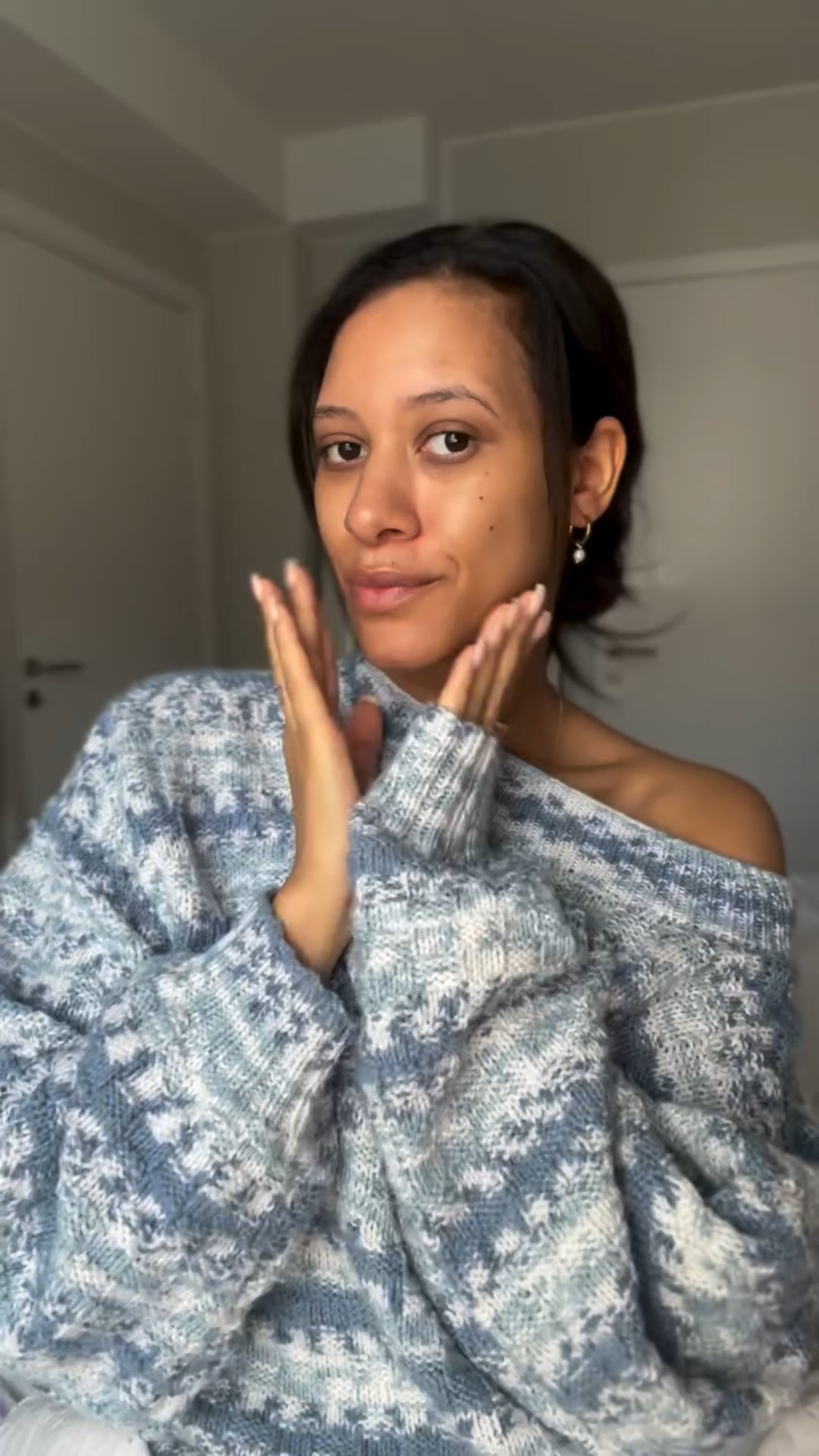 Monday mornings 💄☕️

Products used
@caiacosmetics 
@narsissist 
@elfcosmetics 
@fentybeauty 
@got2b 

#makeup #beauty #slowmornings #softlife #morningroutines #caia #fenty #sephora