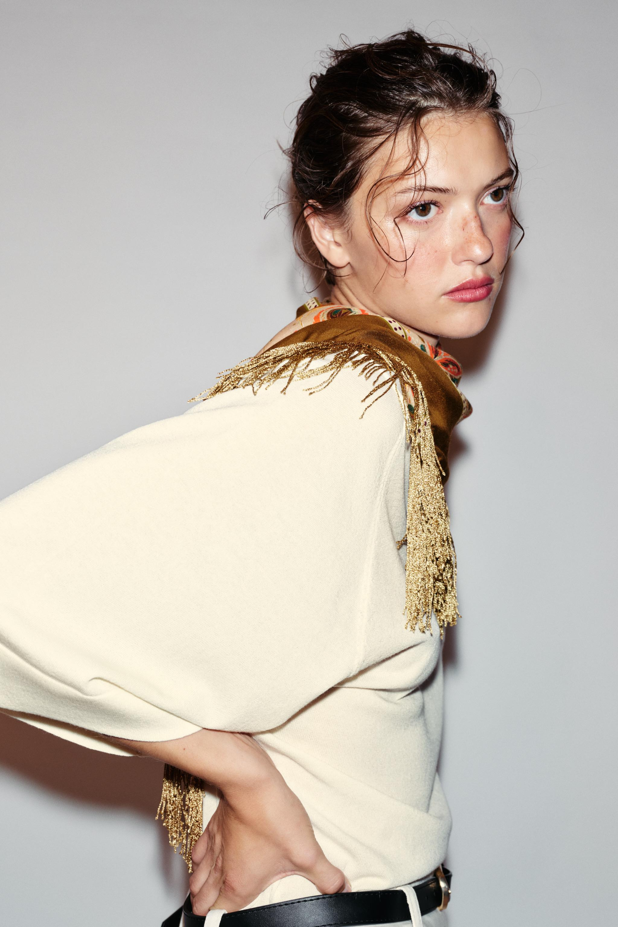 Model height: 176 cmPrinted scarf made from a viscose and silk blend (29% silk). Finished with co... | Zara UK