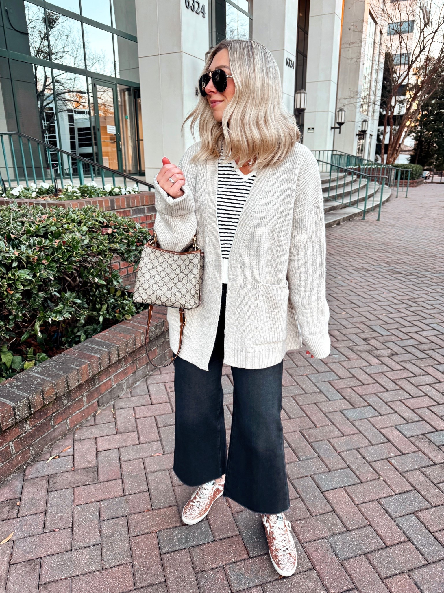 Had to grab this oversized cardigan while it was 30% OFF! 💁🏼‍♀️ It would make the perfect gift since it’s a one size! It’s very generous in size! My jeans are 30% OFF also! Shop it all via the 🔗 in my bio! 

Casual outfits, Anthropologie, Black Friday sales, petite outfits 

#LTKHoliday #LTKPetite #LTKCyberWeek