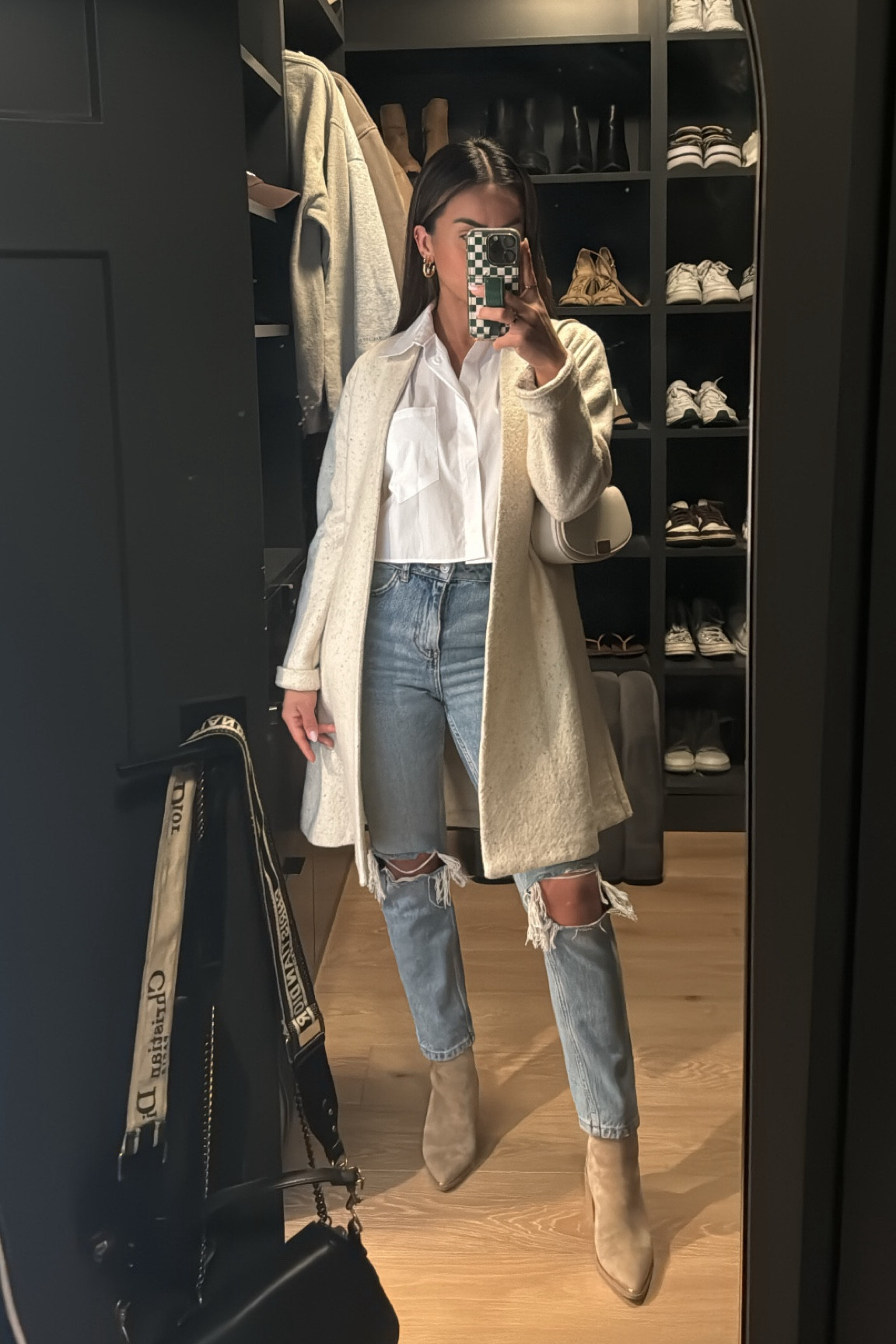 Jeans and a button down will always dress up or down effortlessly 🤍