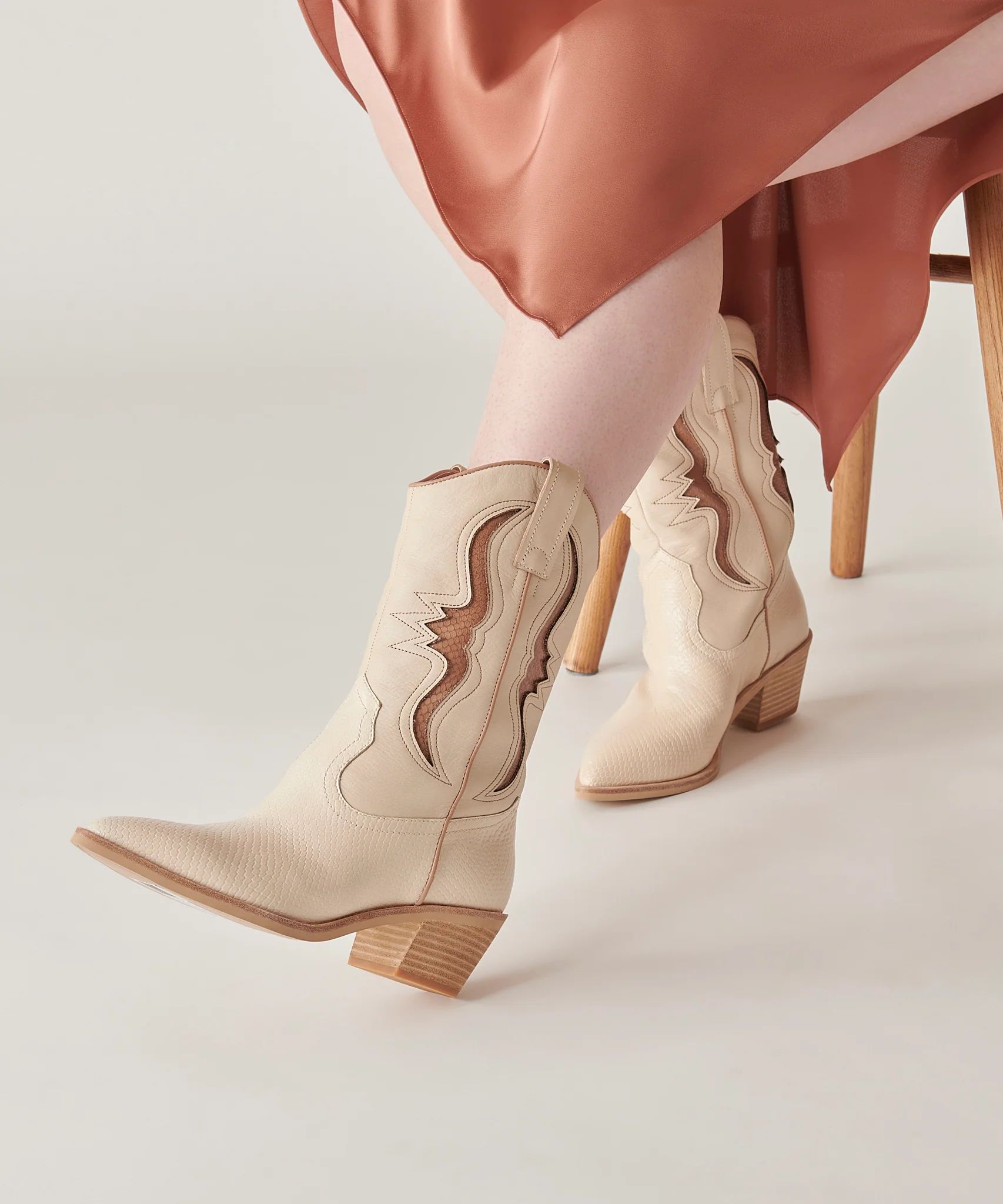 SUZZY BOOTS SAND EMBOSSED LEATHER | DolceVita.com