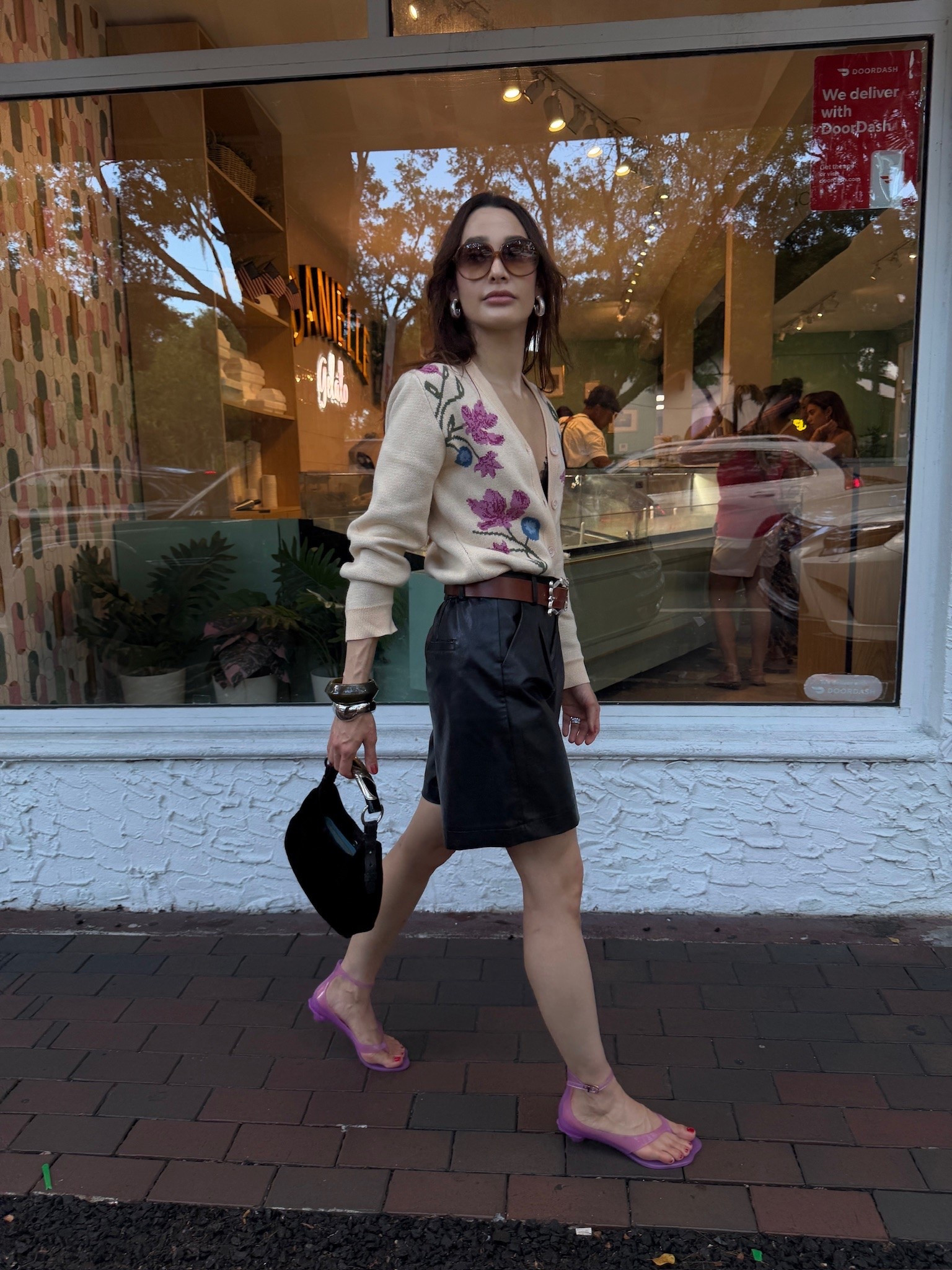 A little unexpected, a little playful 🌸 Mixing feminine florals with chunky sweaters, black leather jorts, and jelly pink sandals for the ultimate contrast of textures and styles.