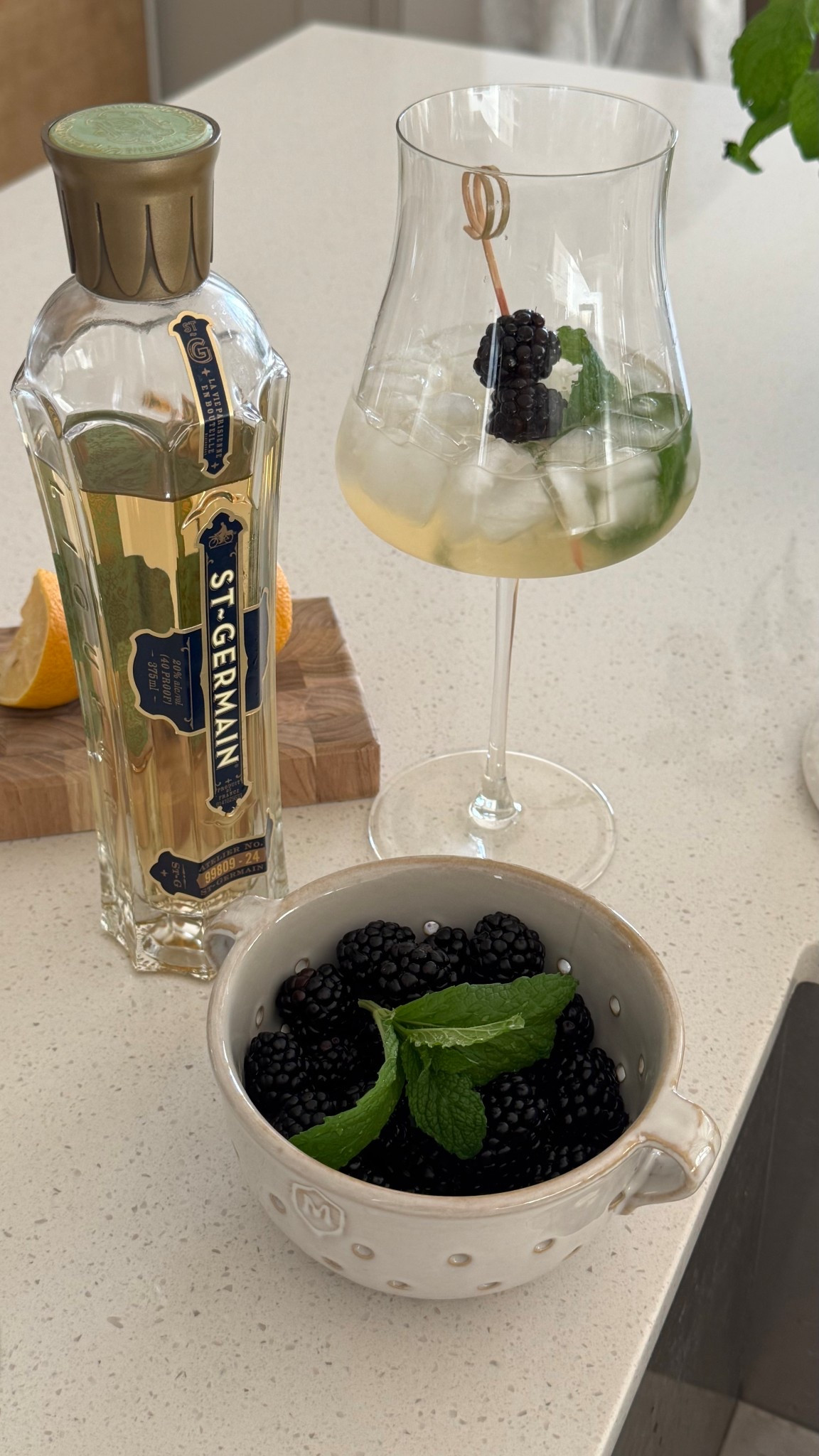 The perfect wine glasses (red wine glass) for a Hugo spritz! Also absolutely adore this berry colendar! 