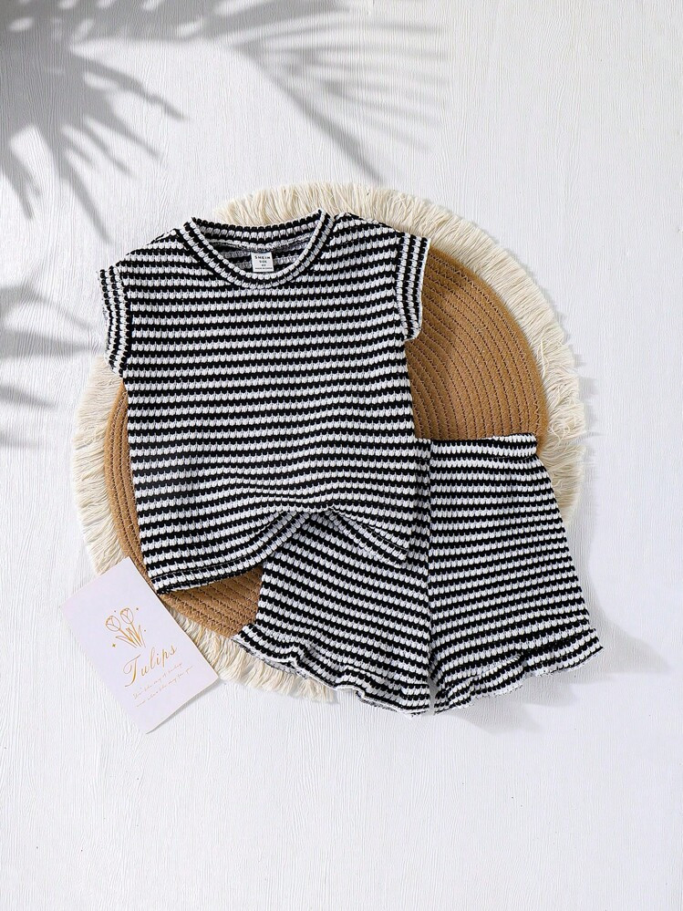 $5.50
-66%
$16.09
SHEIN Genkimix Kids 2pcs/Set Young Girls Black & White Jacquard Knit Sleeveless Top With Ruffles And Shorts, Casual Everyday Wear For Summer Summer Holiday
4.88
(100+)
Color: Black And White




Size
Default
8Y
-
12Y
4Y (39-41 in)
5Y (41-43 in)
6Y (43-46 in)
7Y (46-48 in)
Size Guide
Qty:

 | SHEIN