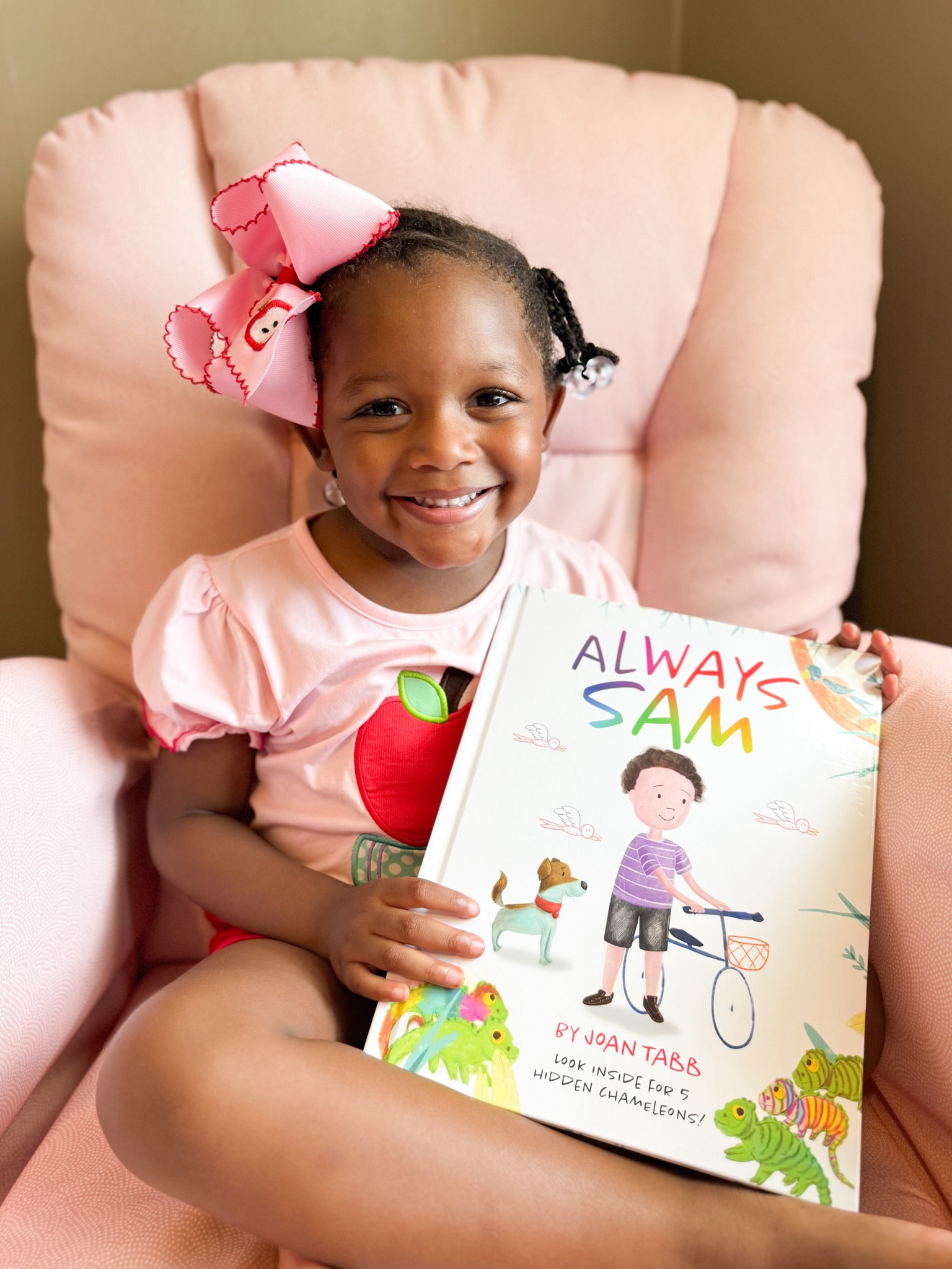Kenlyn received some exciting happy mail!! She has a new book, “Always Sam” written by our friend Joan Tabb-Waisbein. ❤️ I highly recommend this children’s book. We love the theme of diversity and inclusion. There’s questions in the back of the book to prompt discussions with your child or student. Also, Kenlyn loves how the book can be interactive with a search for chameleons! Preorder the book now 📚
Children’s books • kids • back to schooll

#LTKBacktoSchool #LTKFindsUnder50 #LTKKids