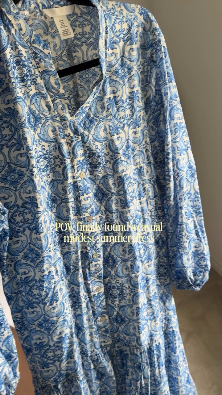 Living this summer in this blue @hm dress 💙 ! Finally a casual outfit that you can throw on for a cafe date or a stroll. 
Pair it with
@velascarves lightweight modal and you are set for the summer .
 
Linked my whole fit on my ltk 

#summerblue#casual#modestfashion#style