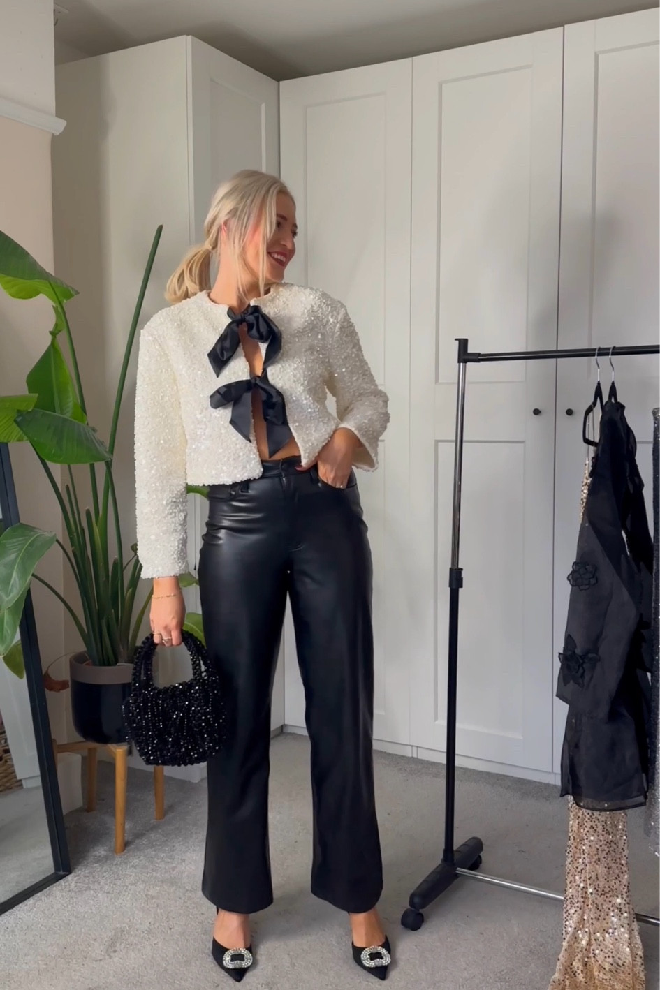 Such a nice Christmas Day outfit! 🎀

Hm, hm new in, bow top, sequin top, sequin bow top, leather trousers, festive outfit 