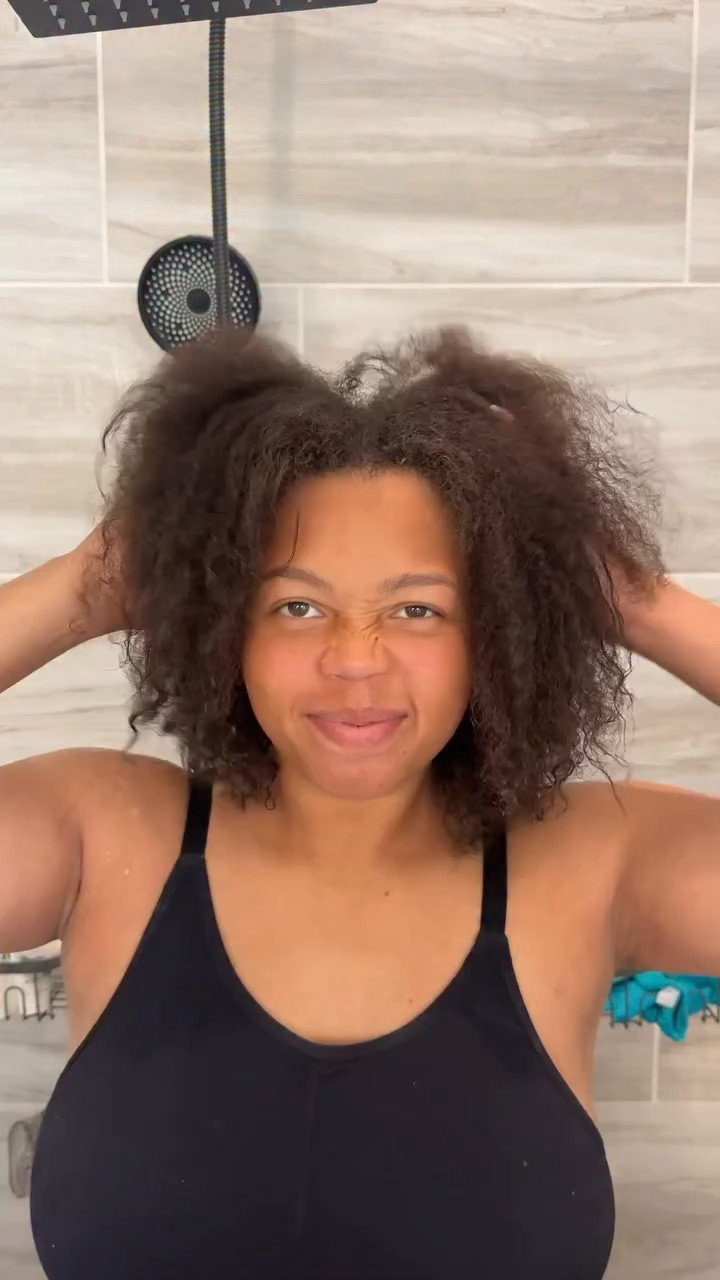 Wash day & blow out day  @amika @redkenpro ✨ these are TEA HUNNY 

What protective style should we try next , help me find out my hair texture below 💕✨🙈

.

.

@camillerosenaturals @sheamoisture  @mizani  @cecred @biossance 

.

#naturalhairjourney #naturalhairstyles #naturalhairproducts #curlyhairproducts #explore