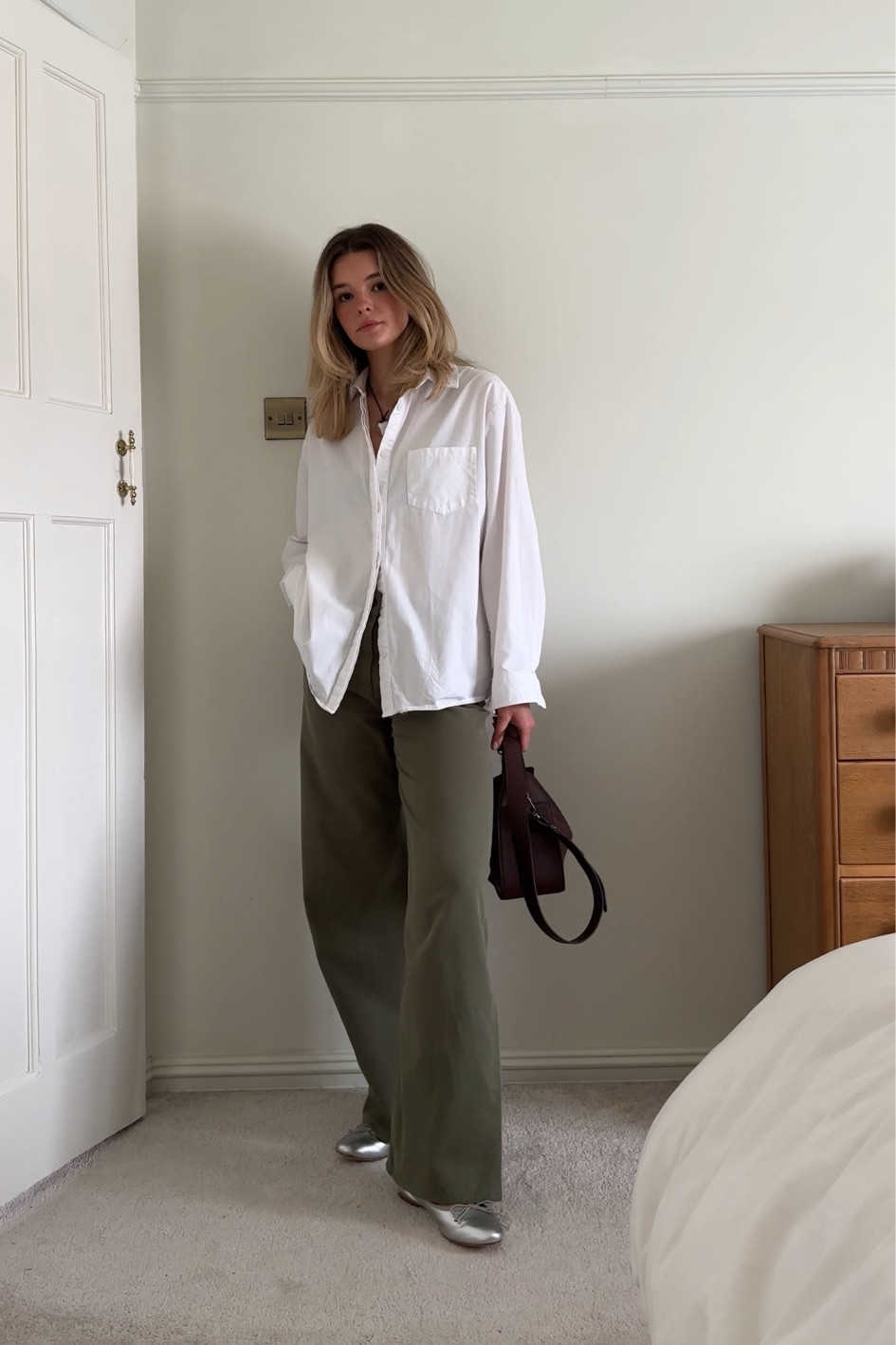White shirt, oversized shirt, COS, REISS, khaki jeans, wide leg jeans, ASOS, New Look, Marks & Spencers, ballet flats, silver ballet flats, pendant necklace 



#LTKshoecrush #LTKeurope #LTKSeasonal