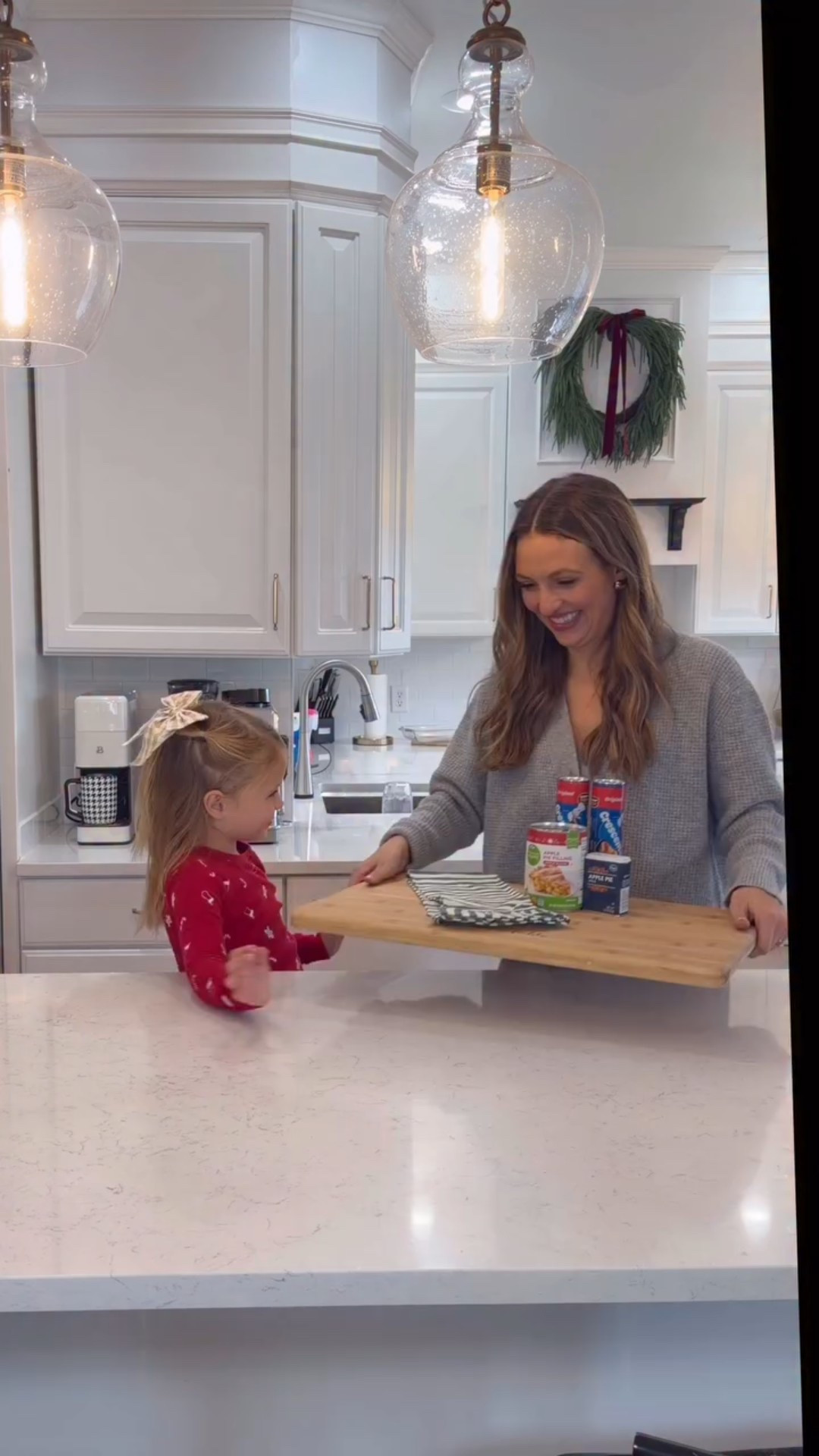 Easy & only 3 ingredients is music to my ears ✨🤌🏼 

Ingredients 
Apple Pie Spice 
Applie Pie Filling or 1 Sliced Granny Smith Apple
Crescent Rolls 

Instructions 
Spray baking dish & set oven to 350. Roll out crescent rolls out on the baking sheet & add about a tablespoon full of apple pie filling (or you could do a fresh sliced apple) over the larger portion of the crescent rolls . Tap apple pie spice over the apple filling before rolling the crescent rolls up like you traditionally would. Once they’re rolled up you can place apple pie seasoning over the tops of them orrr we wish we did a little bit of cinnamon sugar! Place in oven for 20min or until golden brown. & serve them warm! 

#easyrecipe #3ingredientrecipe #easykidsbaking #thanksgivingbrunch #thanksgivingdesserts #easydessert #easyappetizers #kidsbaking #toddlerfriendlydessert #toddlerscooking #thanksgivingdinner