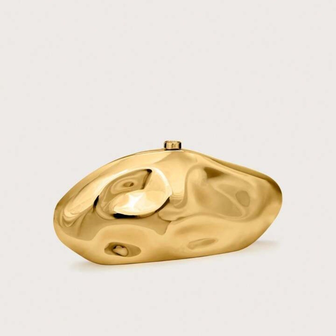 Gold clutch from shein. You can't go worms with a gold bag for an evening out.Shein fashion finds, gold clutch, gold accessories, statement pieces, gold bag, gold, abstract, shein

#LTKItBag #LTKFindsUnder50 #LTKU