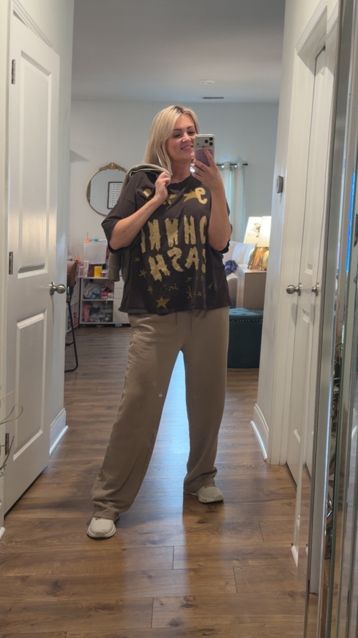 My comfy airport outfit!! Representing Johnny Cash and country music! // free people// alo // on cloud // oc // comfort // comfy // trending // viral 