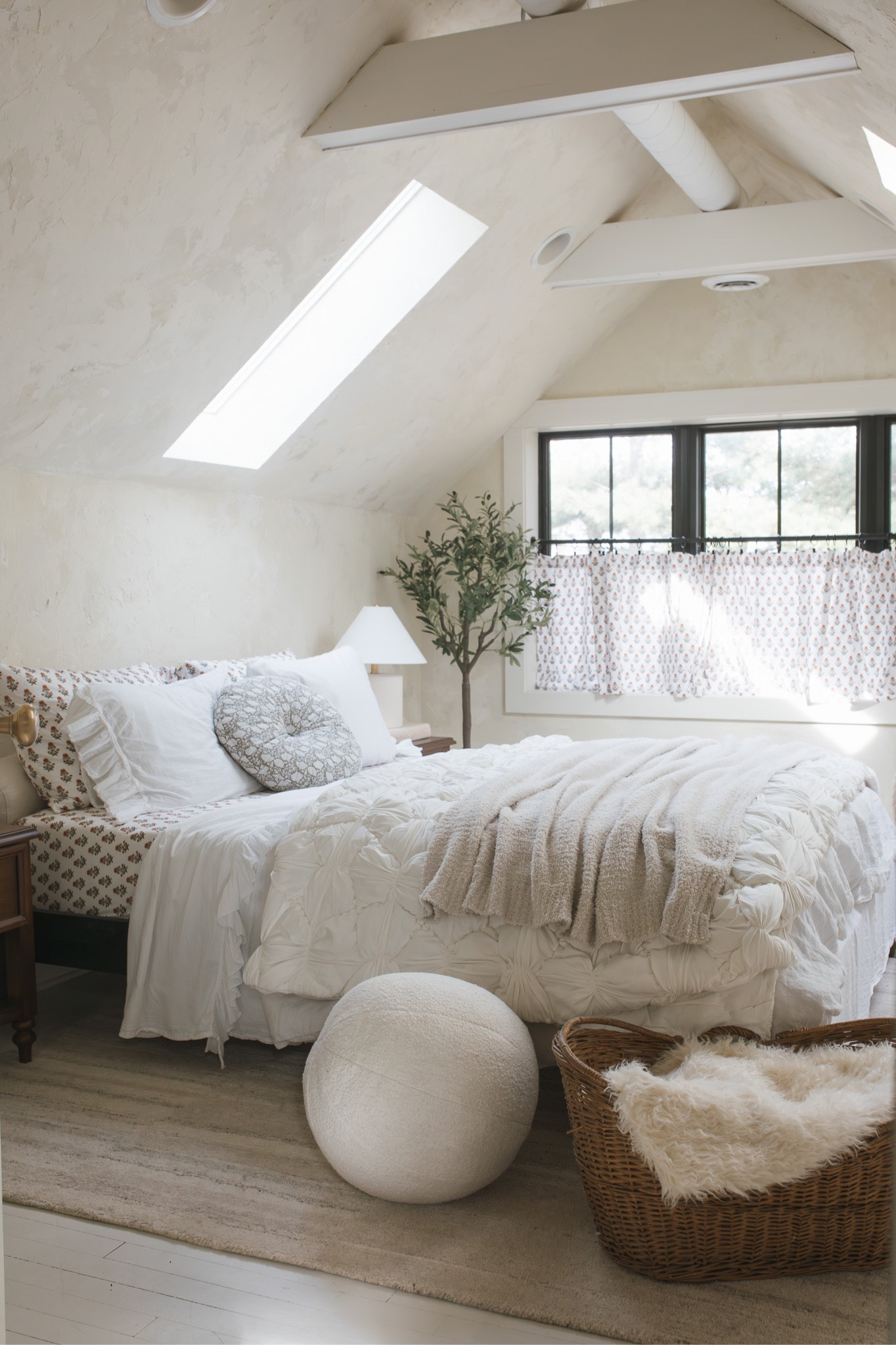 I’m tempted to move into my guest bedroom because I love it soooo much 🥹 it’s so perfectly layered! 

#LTKSeasonal #LTKhome