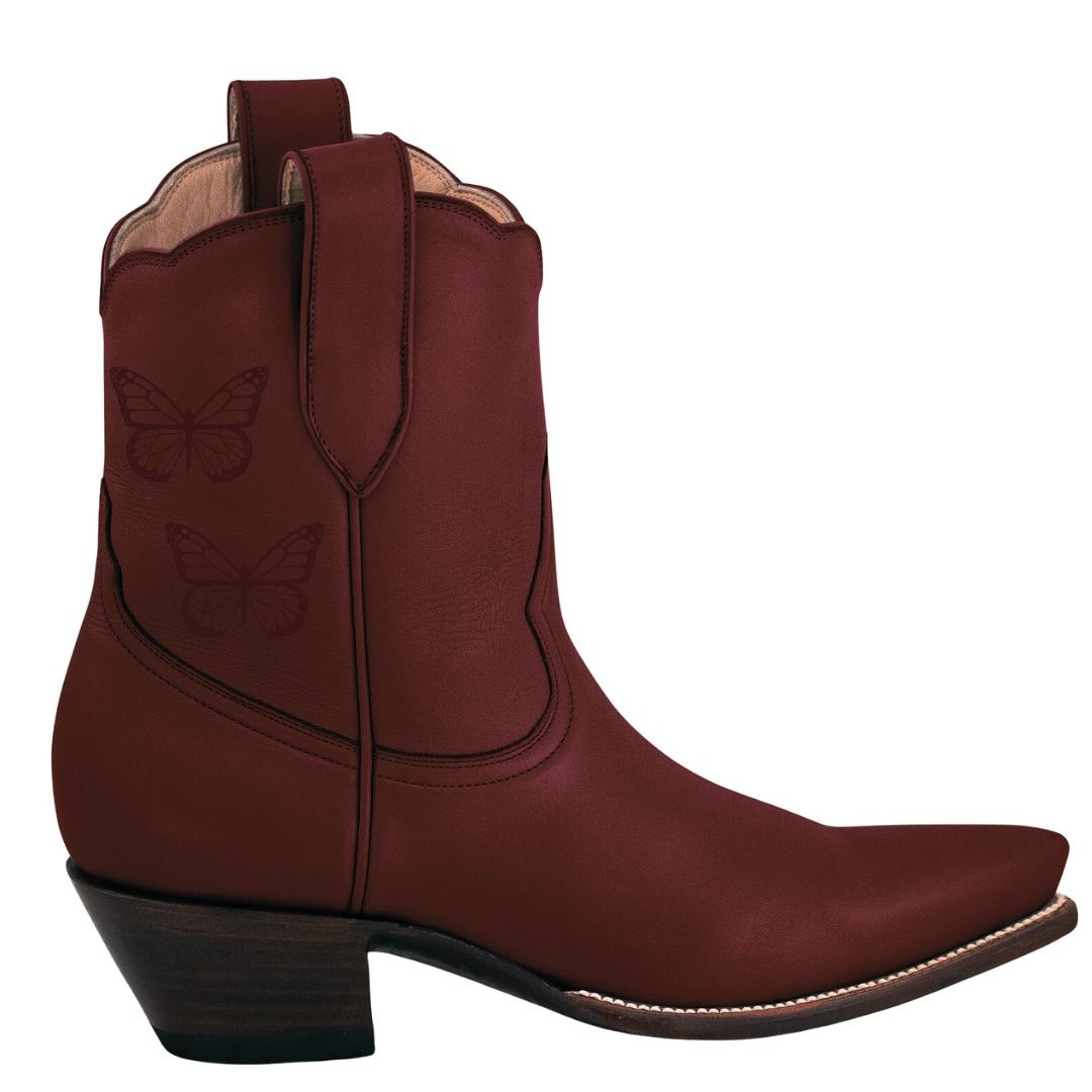 Maroon cowgirl boots are here! 🤠

These are perfect for Texas A&M! (Whoop! 👍🏽) and other schools with similar game day colors, but regardless of game day pride, maroon is a fantastic color for Fall, Winter, and year round!

——————————————
#heirloomfield #heirloomfieldboots #cowgirlboots #cowboyboots #cowgirl #cowboy #boots #flowers #dandelions #usa #maroon #tamu #aggie #aggies #aggieland #gameday #gamedayoutfit #butterflies #smallbusiness #smallbusinessowner