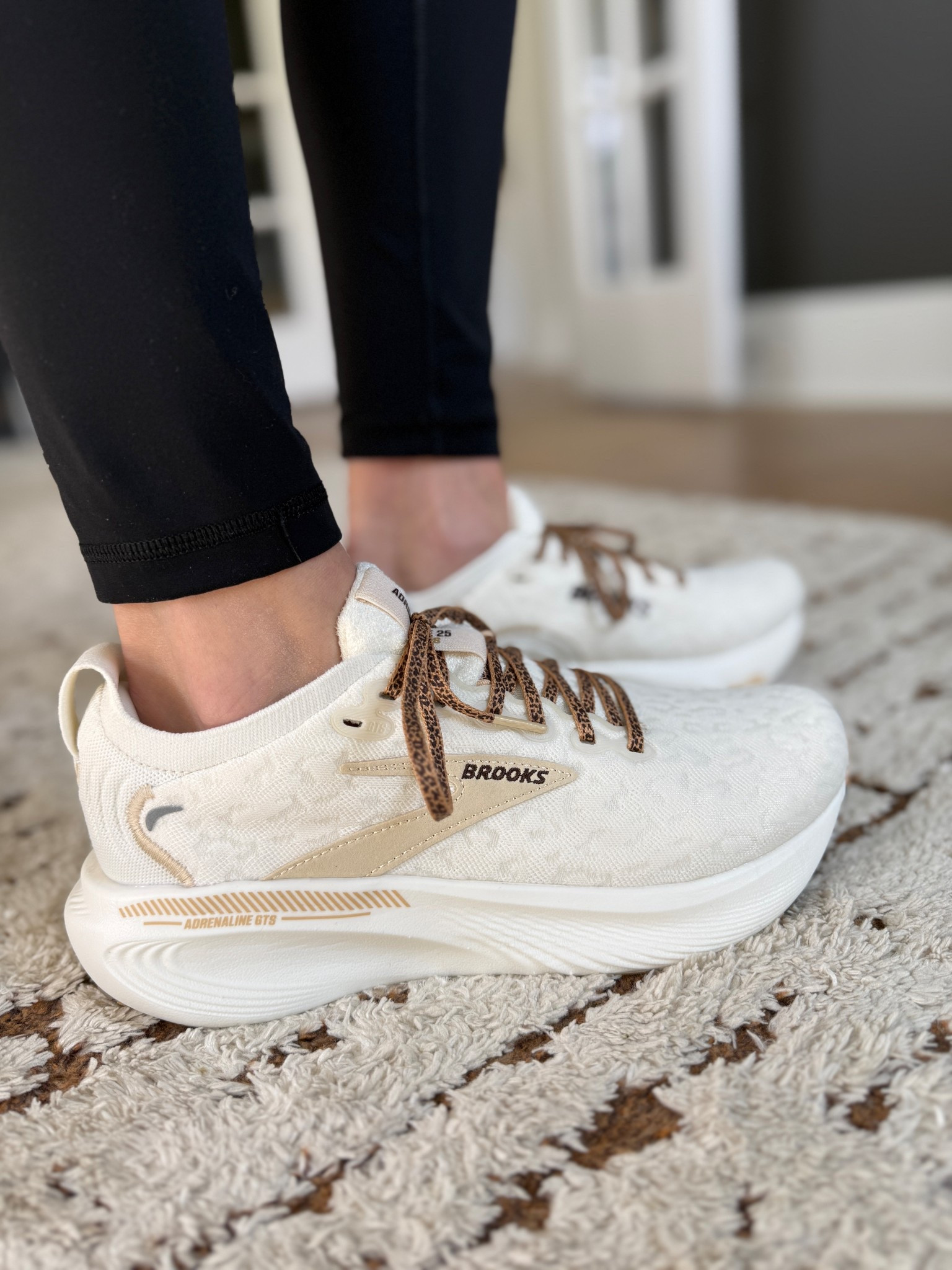 Women’s Brooks sneakers! Fit tts!