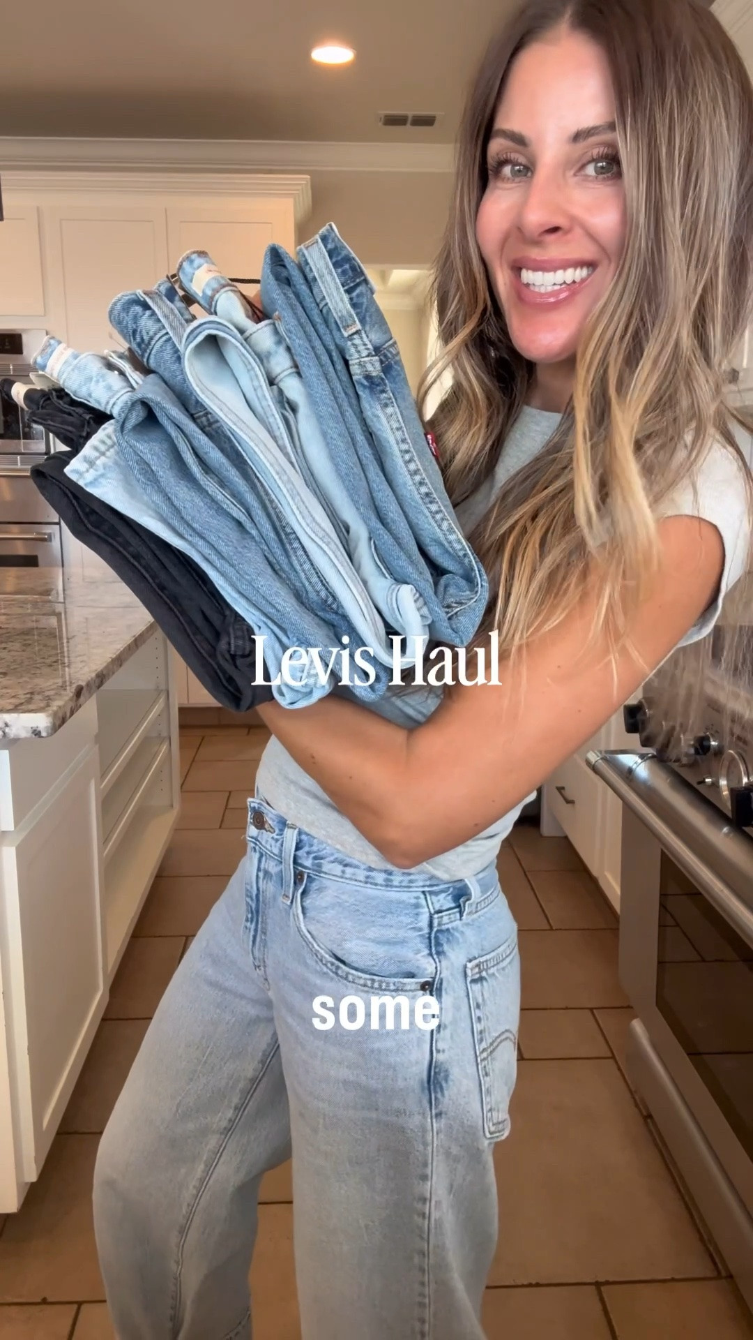 Comment NEED for the deets to shop! I loooove levis jeans and placed a big order so we can find the good ones. Tell me your faves so I can figure out what to keep. Please don’t say all. 😆

Sizing:
Baggy dad jeans 25x32
Low loose 26x32
Middy balloon jeans 25x32
Middy loose boot 27x32

https://liketk.it/6ogbf

https://liketk.it/6ogbo