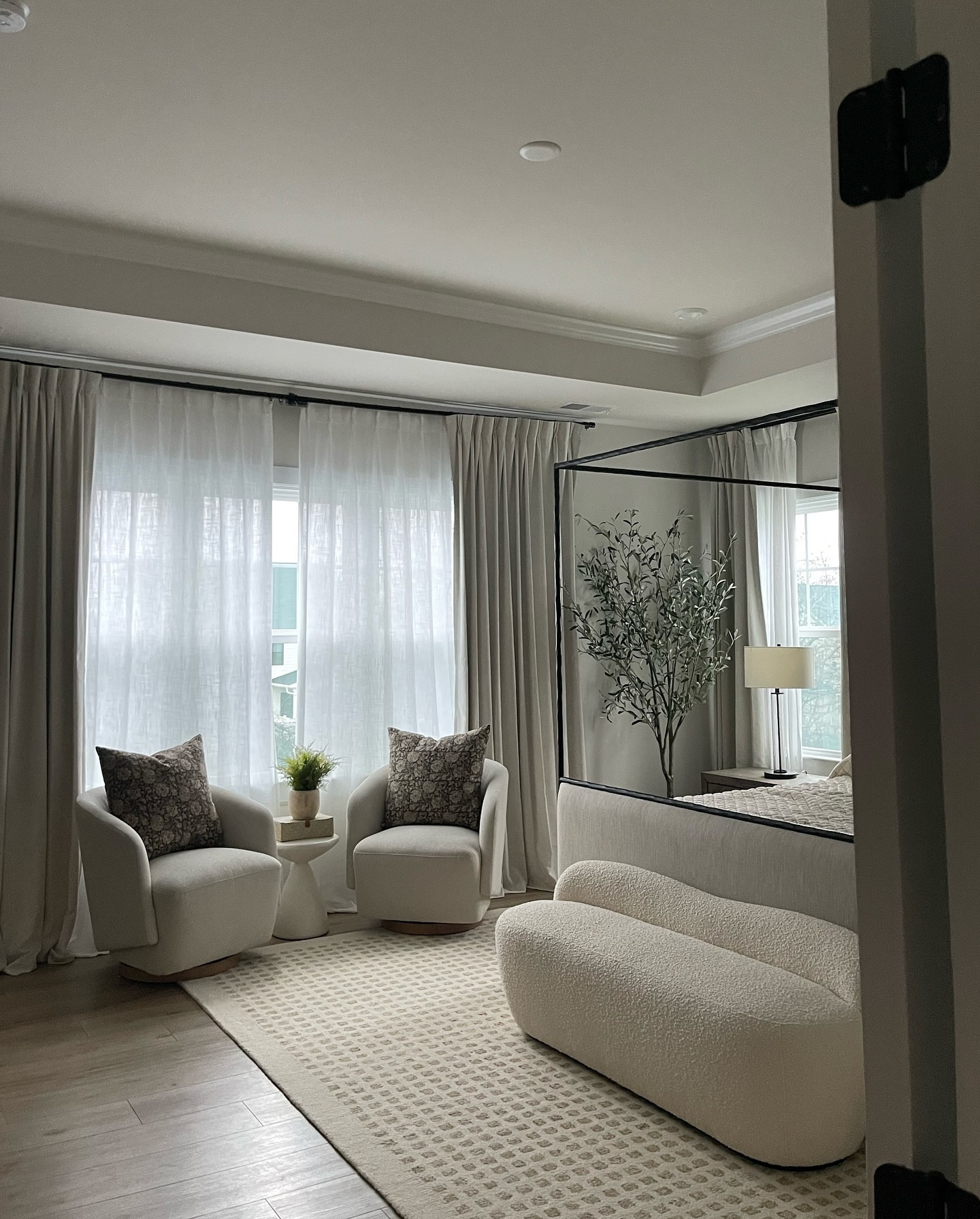 A little room refresh on this gloomy Saturday 🌾🤎

I love mixing high end with affordable pieces for a curated look, and splurging on a few pieces here and there! 
.
.
.
.
.
.
.
.
.
.
.
.
.
.
.
.
.
#organicmodern #organicmodernhome #neutralhome #organicdecor #earthydecor #neutraldecor #homeinspo #homesweethome