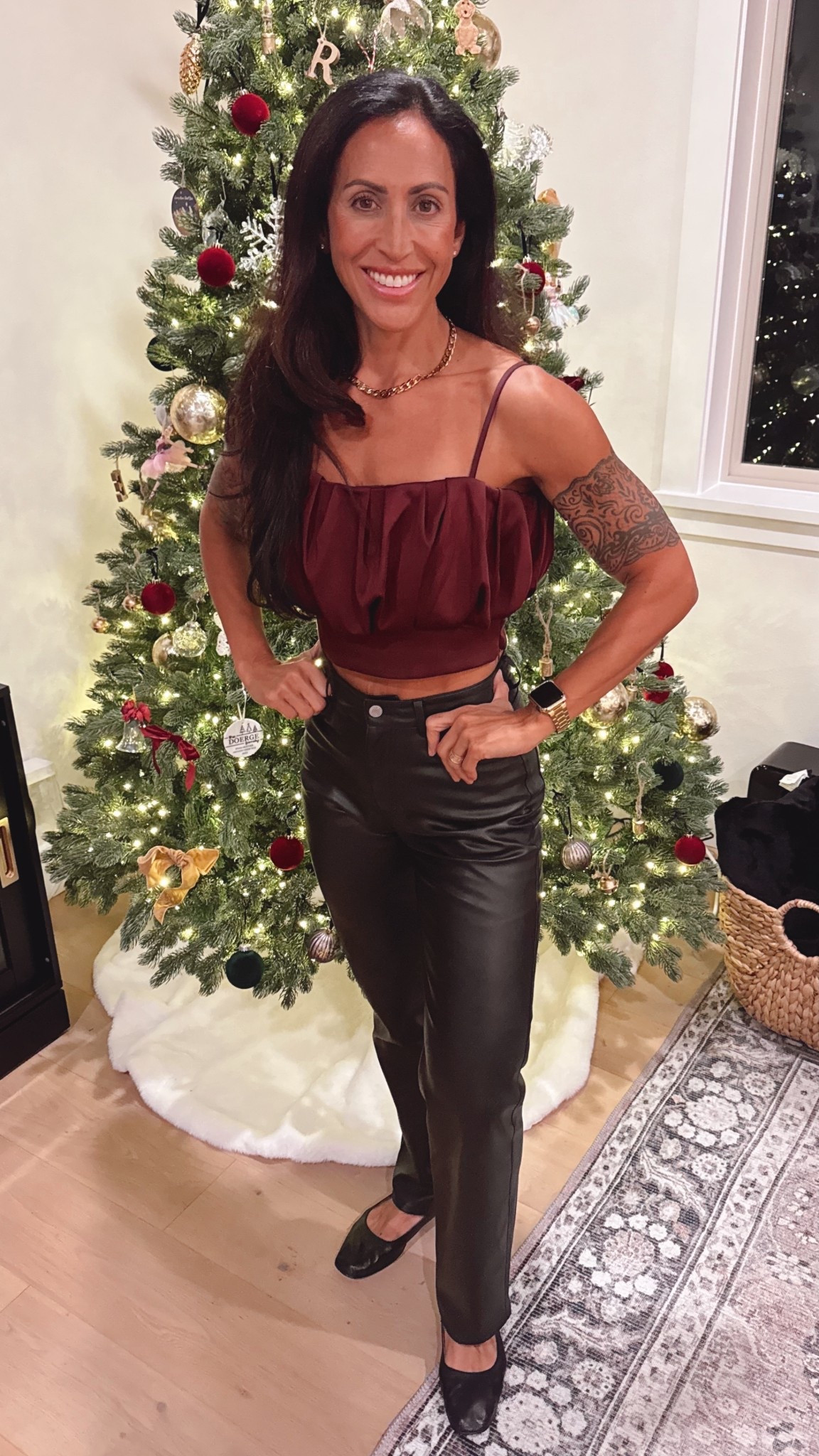 2025 Christmas Holiday Outfit that is classy, cute and comfy ♥️ 

Top is Zara https://www.zara.com/share/balloon-strap-top-p07969256.html?v1=477908881&utm_campaign=productShare&utm_medium=mobile_sharing_iOS&utm_source=red_social_movil


#LTKOver40 #LTKHoliday #LTKSeasonal