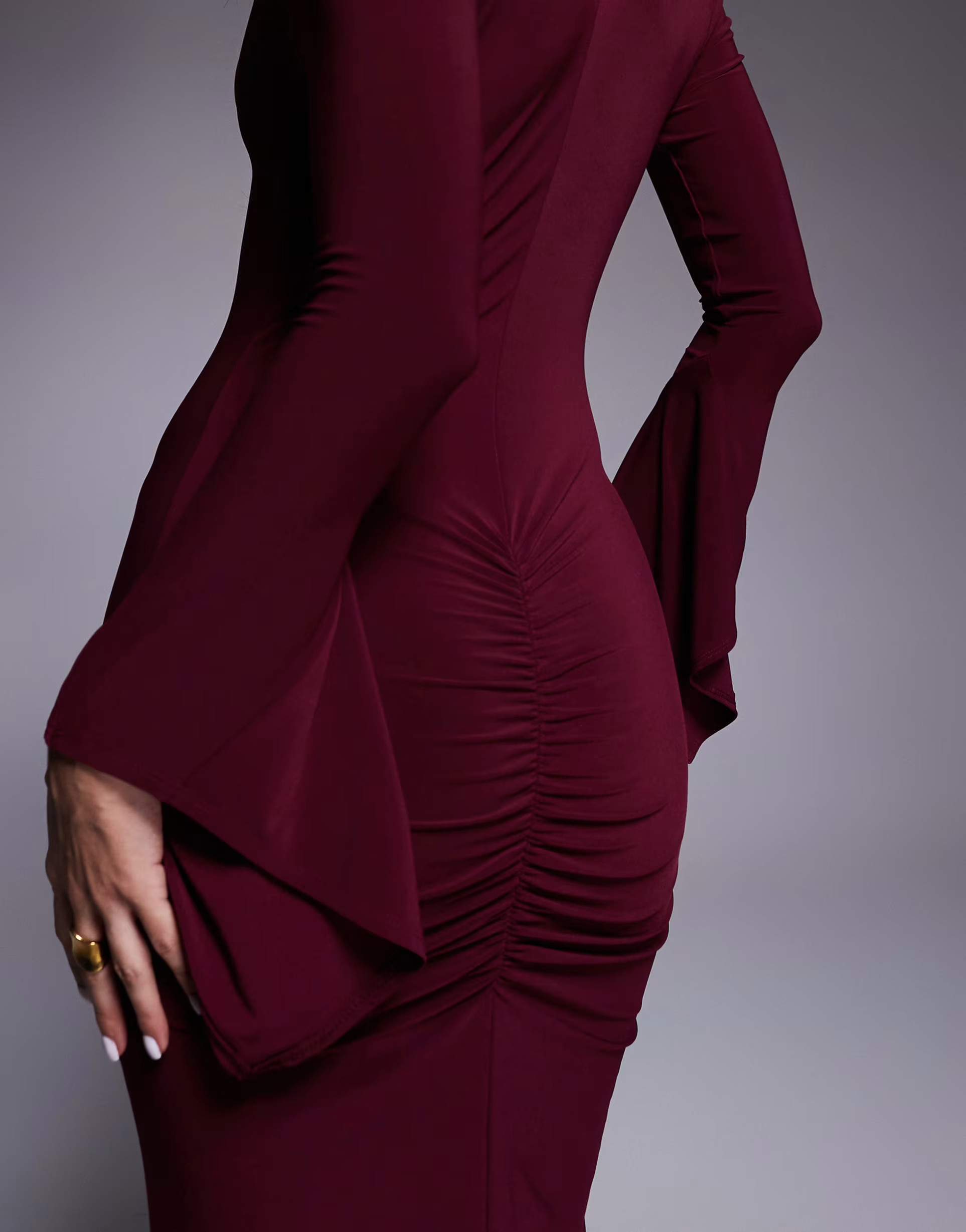 ASOS DESIGN - Asymmetrische maxi-jurk met uitlopende mouwen in bordeauxrood | ASOS (Global)