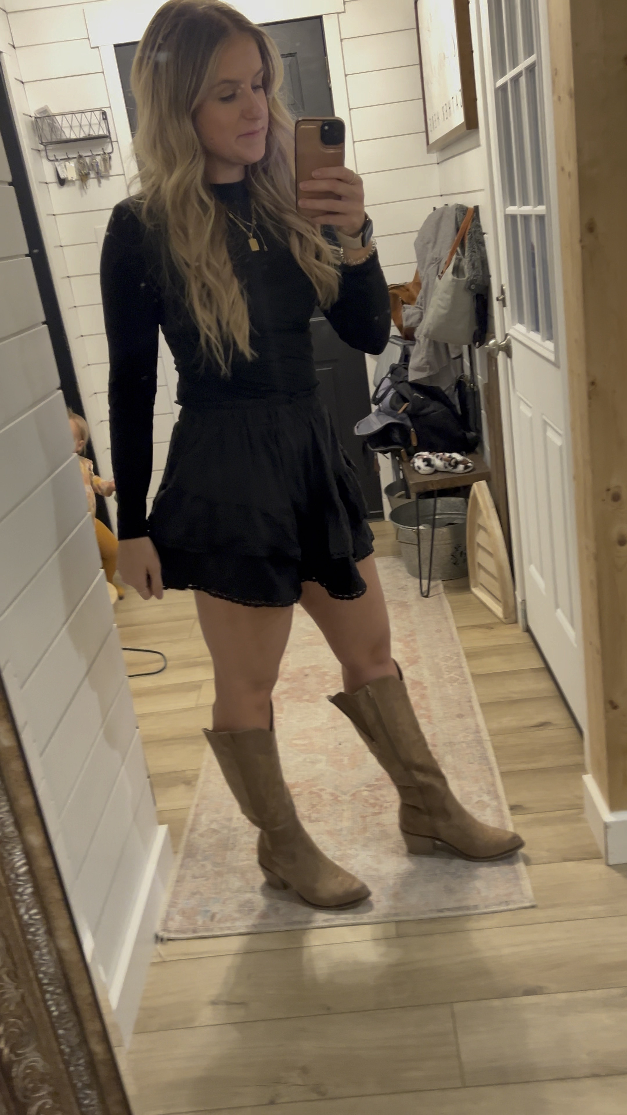 Nowhere to go but howdy  helllo this outfit should 😍😍