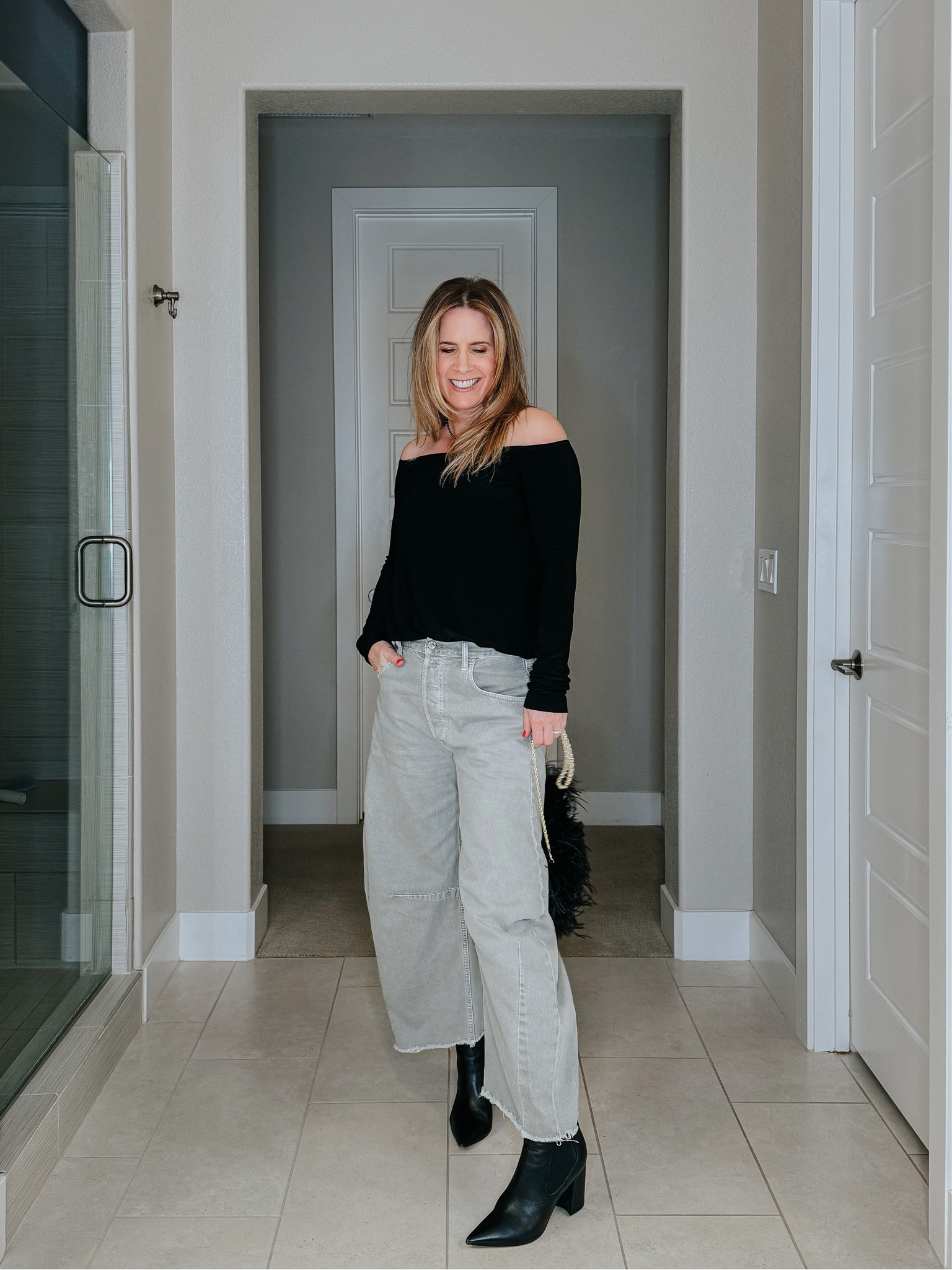 Horseshoe jeans aren’t going away. Make sure you balance the width with a little skin and narrow shoes.
#horseshoe #citizensofhumanity #greyjeans

#LTKshoecrush #LTKstyletip #LTKitbag