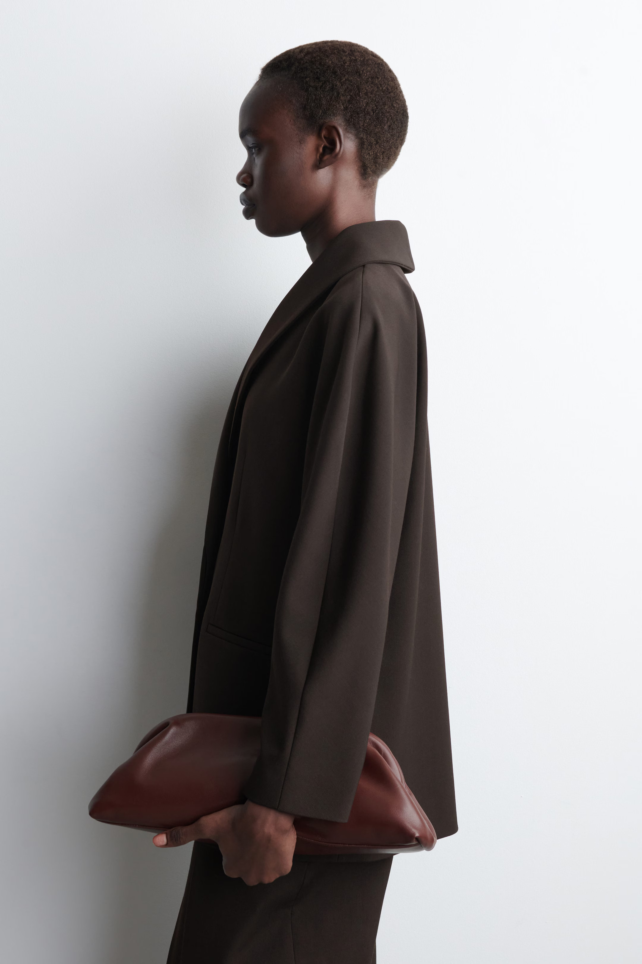 INGOT CLUTCH BAG - LEATHER - BORDEAUX | COS US | COS (US)